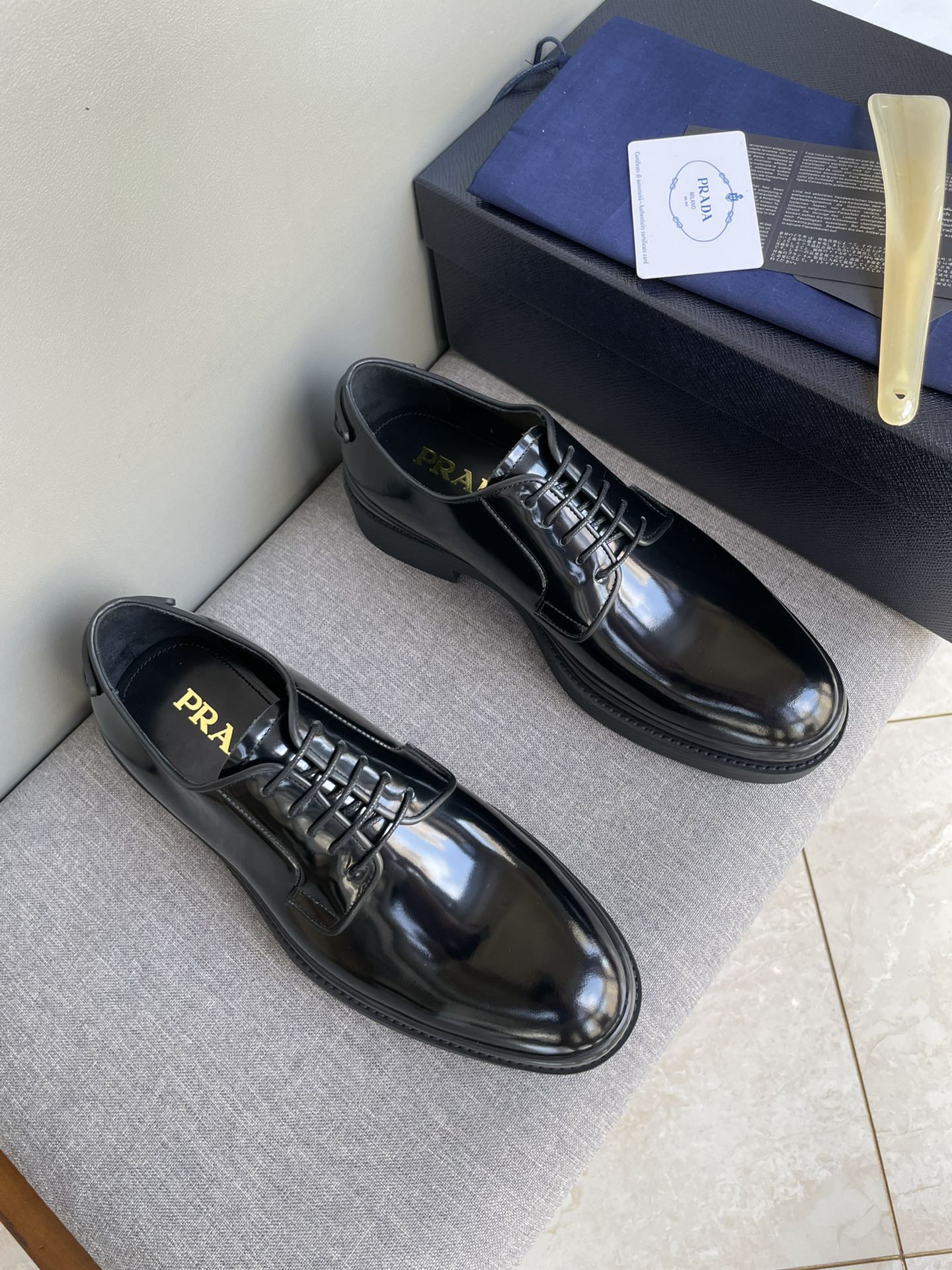 NO:833574,Popular items recommended PRADA, Prada’s top purchasing quality, imported color-brushed edge beads on the upper, carved toe design, cowhide lining, private molded TPU outsole, non-slip, wear-resistant and elastic, fashionable and versatile, burgundy, black and blue, 39-44 in stock (38, 45 custom-made, replacement, replacement), prada, prada, cowhide19860909批爆款推荐PRADA 普拉达顶级代购品质 鞋面进口擦色开边珠 鞋头雕花设计 牛皮内里 私模TPU大底 防滑耐磨有弹性 时尚百搭 酒红色 黑色蓝色39-44现货（38,45定做补退换）,,prada,prada,cowhide,Men's shoes