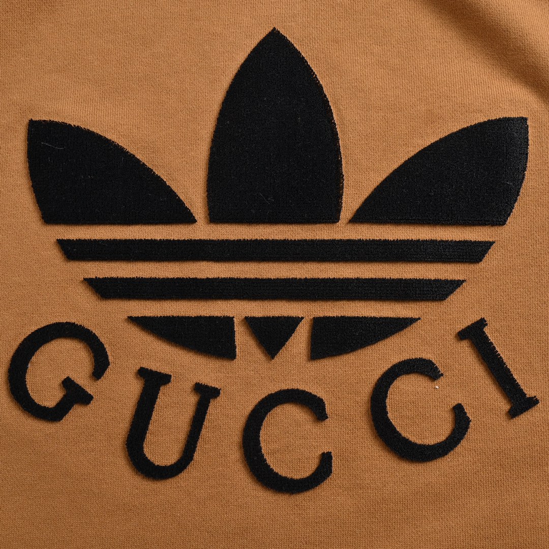 250 Gucci & Adidas 联名款植绒三叶草圆领卫衣