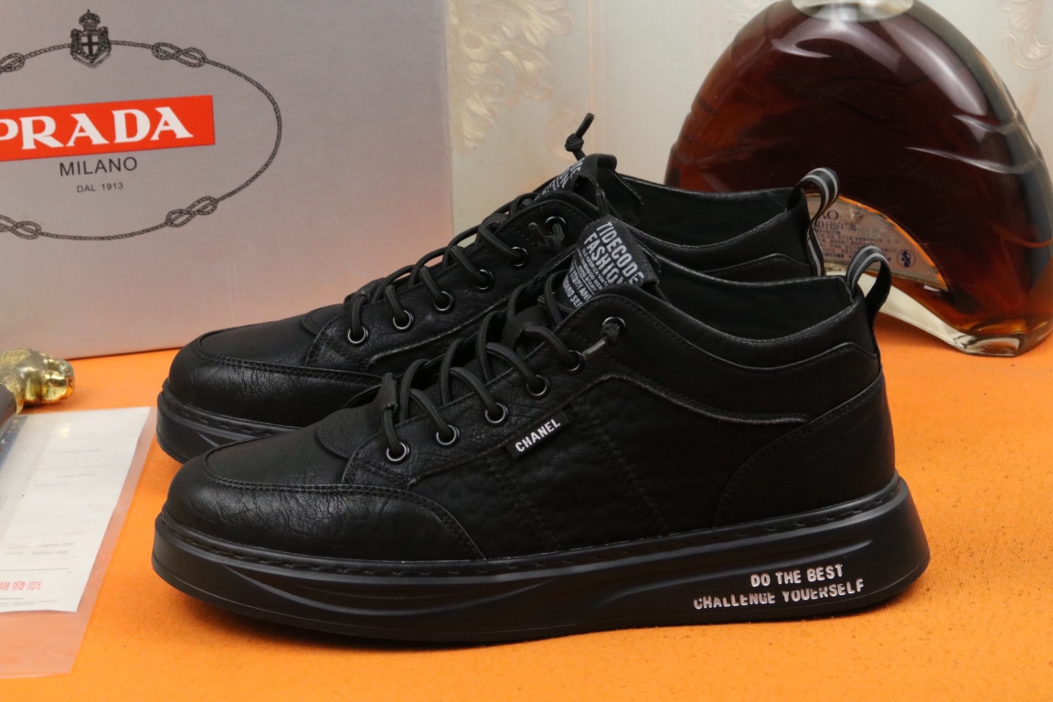 I5 高品质Prada 普拉达 上市著名奢侈品牌,专柜同步更新,意大利男鞋时尚杂志季刊封面主推款鞋面采用意大利进口牛皮,羊皮内里.原版防滑橡胶大底,上脚舒适有型. 细节无可挑剔.码数38-43