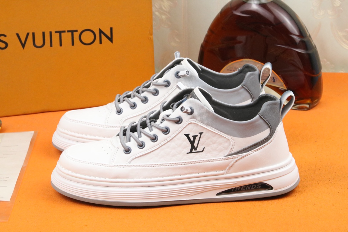 I5 爆款Louis Vuitton 路易威登 LV 顶级代购男士2022HK专柜同步发售.码数：38-43,意大利进口牛皮+原厂定制特殊材料,鞋底：原厂特供原版底,独家活动成型底超级舒适,原厂跟单货,高品质,细节决定品质、我们只为用心做好鞋,可随意进出专柜,欢迎对比