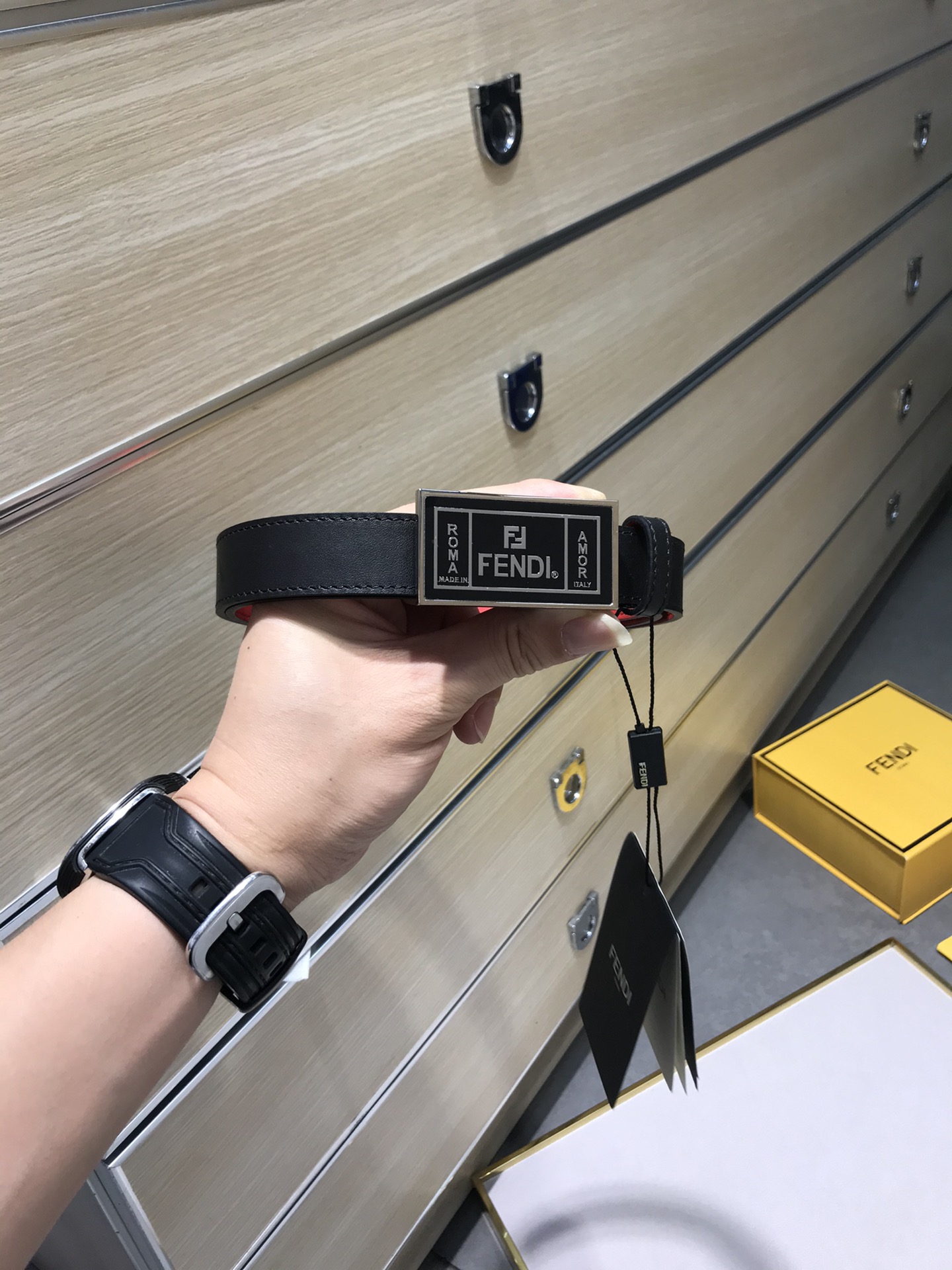 💯💯特价 190  新款 FD 宽25MM 标志造型皮带，原版铆钉磨胶扣，进口原版小牛皮配制黑色专用料制