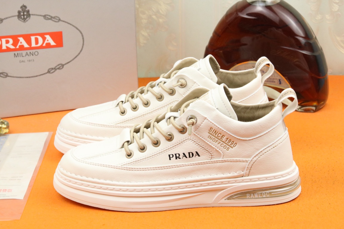 I5 高品质Prada 普拉达 上市著名奢侈品牌,专柜同步更新,意大利男鞋时尚杂志季刊封面主推款鞋面采用意大利进口小牛皮,羊皮内里.原版防滑橡胶大底,上脚舒适有型. 细节无可挑剔.码数38-43