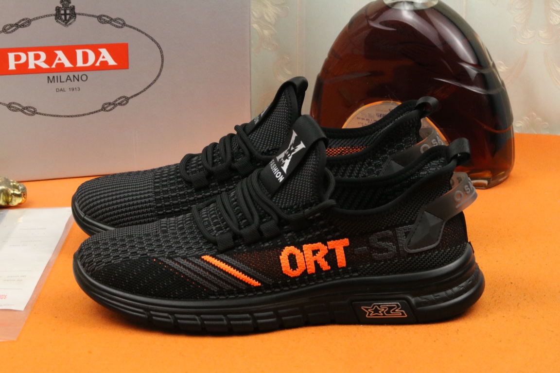 I0 爆单款Prada 普拉达  香港专柜休闲鞋,专柜品质,优质做工,鞋面采用进口透气飞织弹力布面料,舒适透气内里,原板橡胶大底 ,休闲时尚,高端品质,码数：38-43