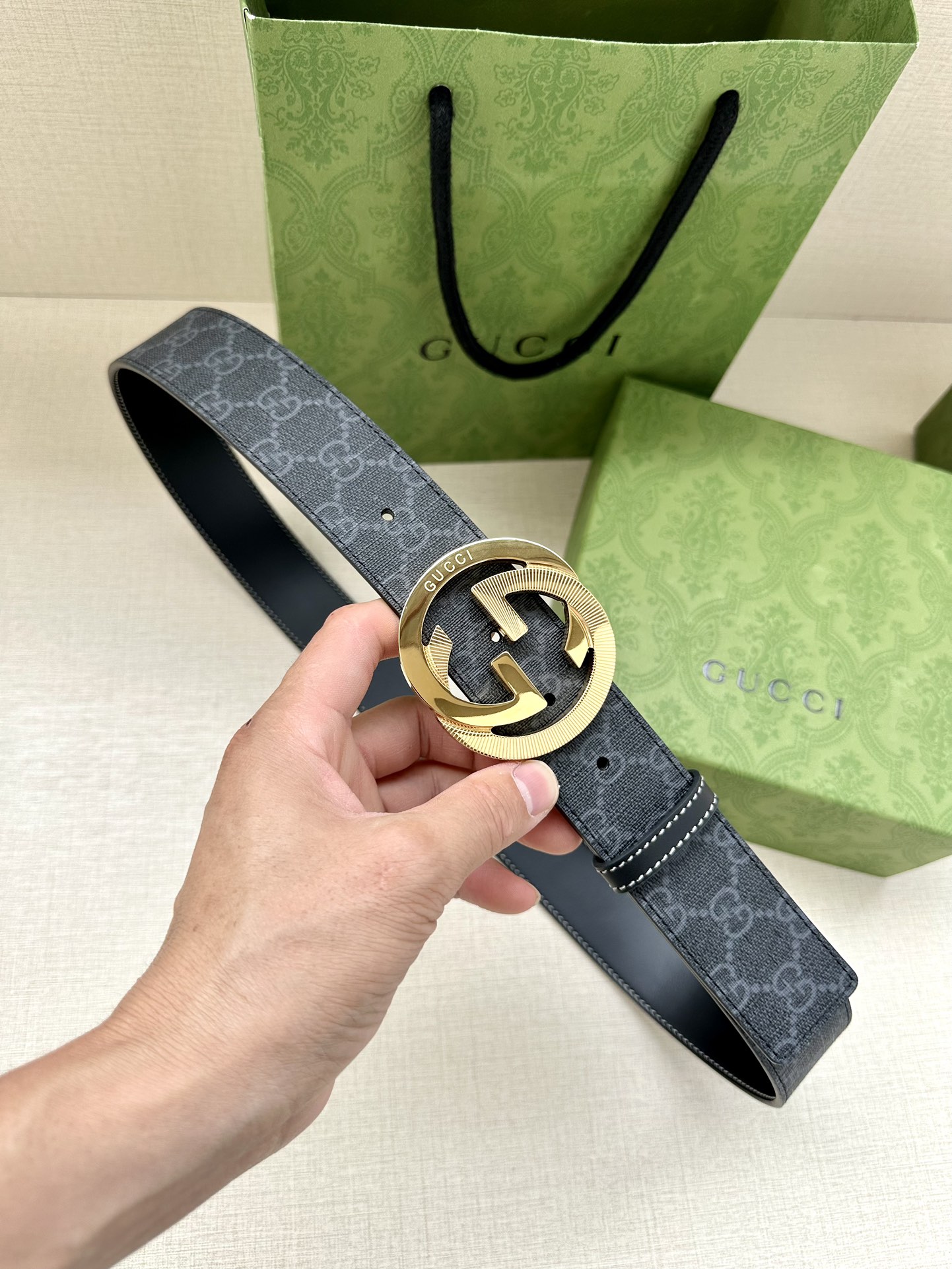 Gucci[正]互扣式双G带扣腰带宽度4.0采用光滑原版小牛皮热压印技术的GucciSignature皮