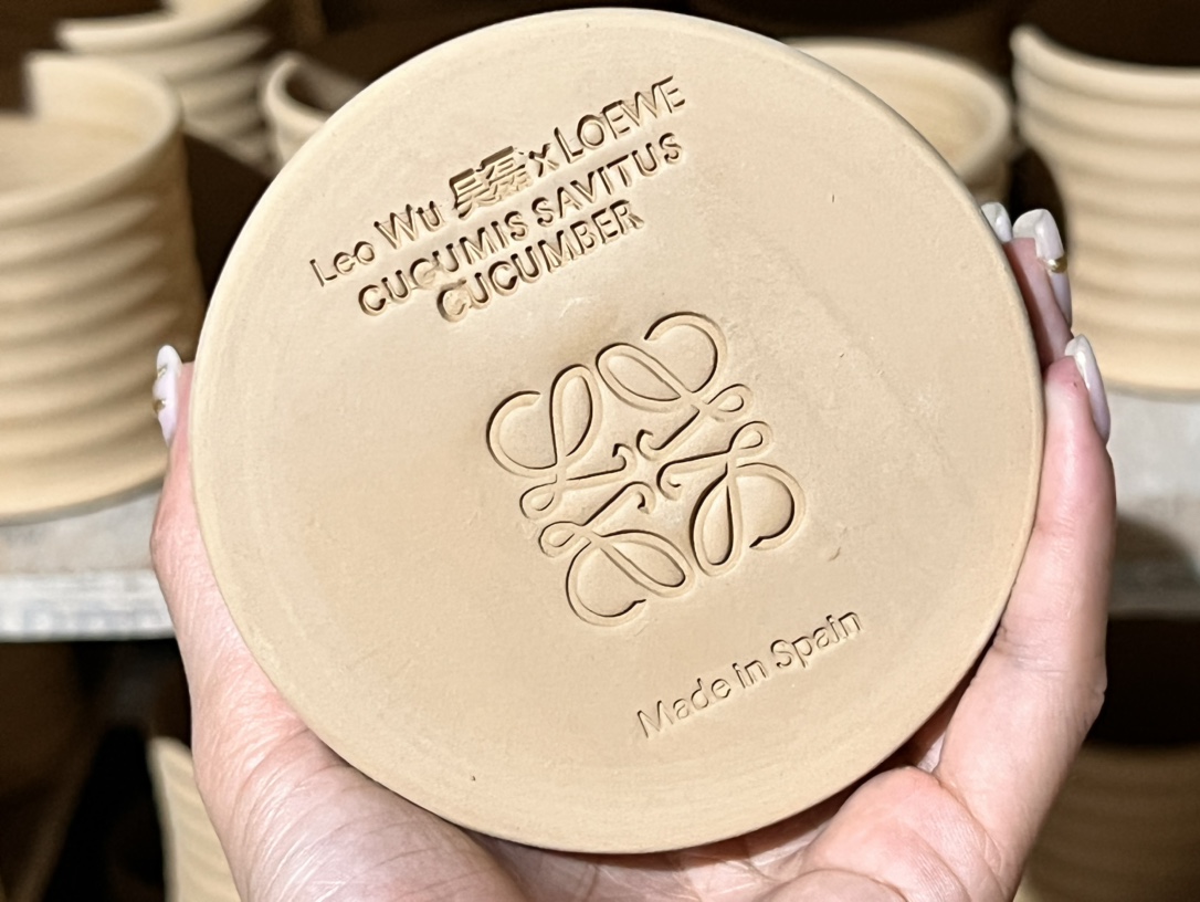 The base is stamped with the "LOEWE" and "Made in Spain" insignias - Comprehensive 6