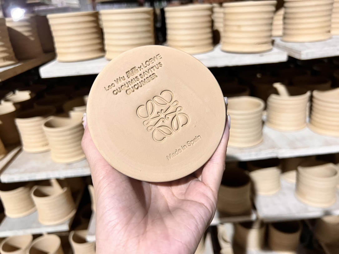 The base is stamped with the "LOEWE" and "Made in Spain" insignias - Comprehensive 5