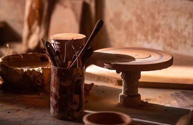 NO:809107,Let’s take a look at the original production process of the pottery pot and the manufacturing process of a good finished product. I believe that after reading the introduction, you will know why you should choose our company to insist on high quality. It is not only trust but also responsibility. All imported raw materials are used. Maybe you are not familiar with the name of the craftsman, but you will definitely like the carefully crafted works of art. The handwork needs to have texture. The style is slow to come out. Pay tribute to the master. The pure hand-drawn pottery embryo is continuously burned at high temperature for several hours to form. Then it is burned at a high temperature of 1,000 degrees to make the surface smooth and bubble-free.  The beautiful colors on the outside of the pottery are hand-soaked and glazed to make the glaze bright and long-lasting. The inside of the pottery is also dyed with colorful colors. The bottom is embossed with 'LOEWE' and 'Made in Sain' stamps, which has a great feel and an even better smell. This piece is not only a diffuser but also a highlight in life, car aromatherapy, home fragrance, candles, loewe19860909先看看 陶罐原厂制作过程 一件好的成品的制造过程 相信大家看完介绍就会知道为什么要选择我们家坚持高品质的原因,不仅是信任更是责任 全部采用进口原材料 或许你会不熟悉工匠的名字 但你绝对会喜欢精心打造的艺术作品 手作需要有质感 格调是慢出来的 致敬老师傅纯人工拉制陶器素胚 持续高温燃烧数个小时来成型 紧接再以上千度高温燃烧 使表面呈现光滑无气泡状态 陶器外部的美丽色彩 更是以纯手工浸泡上釉 使釉彩鲜明且持久 陶瓷内部也是染上了缤纷色彩 底部更加是压印上“LOEWE”和“Made in Sain”图章,极具手感,气味更是美好 这件作品不仅是扩香器更是生活中的亮点,车载香薰.居家香氛.蜡烛,loewe,accessory