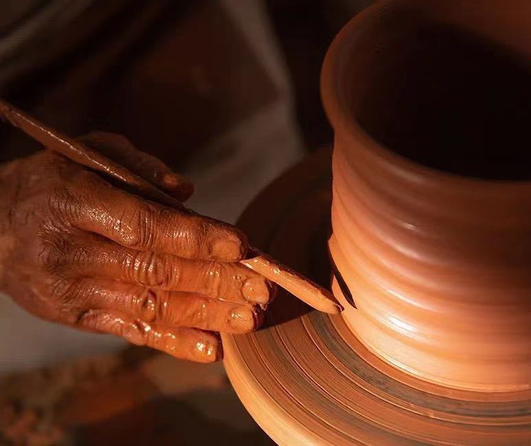 The base is stamped with the "LOEWE" and "Made in Spain" insignias - Comprehensive 4