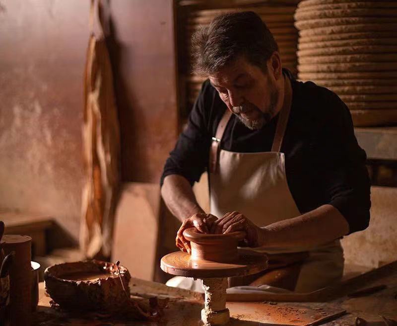 The base is stamped with the "LOEWE" and "Made in Spain" insignias - Comprehensive 2
