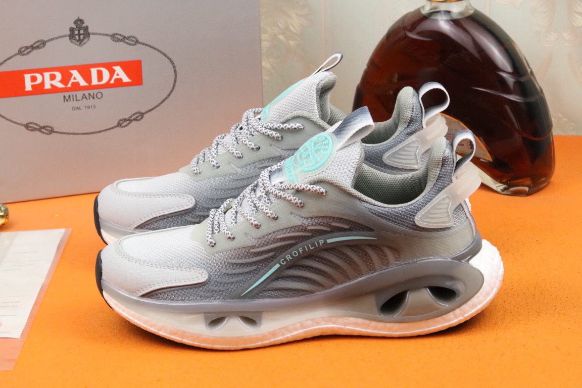 I5 高品质Prada 普拉达 上市著名奢侈品牌,专柜同步更新,意大利男鞋时尚杂志季刊封面主推款鞋面采用意大利进口头层牛皮拼接冰丝网布制作,舒适透气内里.原版二次发泡气垫大底,上脚舒适有型. 细节无可挑剔.码数38-43