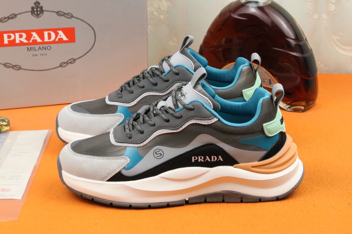 I5 高品质Prada 普拉达 上市著名奢侈品牌,专柜同步更新,意大利男鞋时尚杂志季刊封面主推款鞋面采用意大利进口头层牛皮制作,舒适透气内里.原版轻质运动大底,上脚舒适有型. 细节无可挑剔.码数38-43