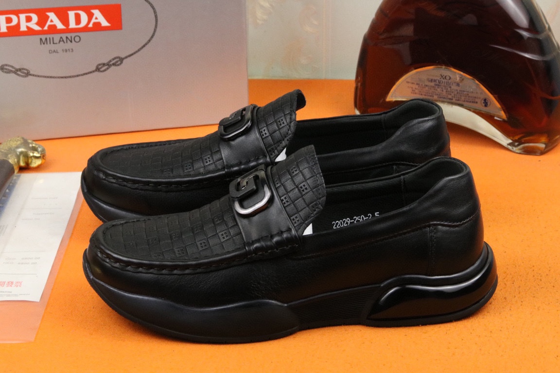 J0 Prada 普拉达  经典款男士休闲透气套脚豆豆鞋～原版质量鞋面采用进口头层牛皮 ,舒适真皮内里,耐磨天然橡胶大底,软皮软底,轻奢舒适,高端品质.码数：38-43