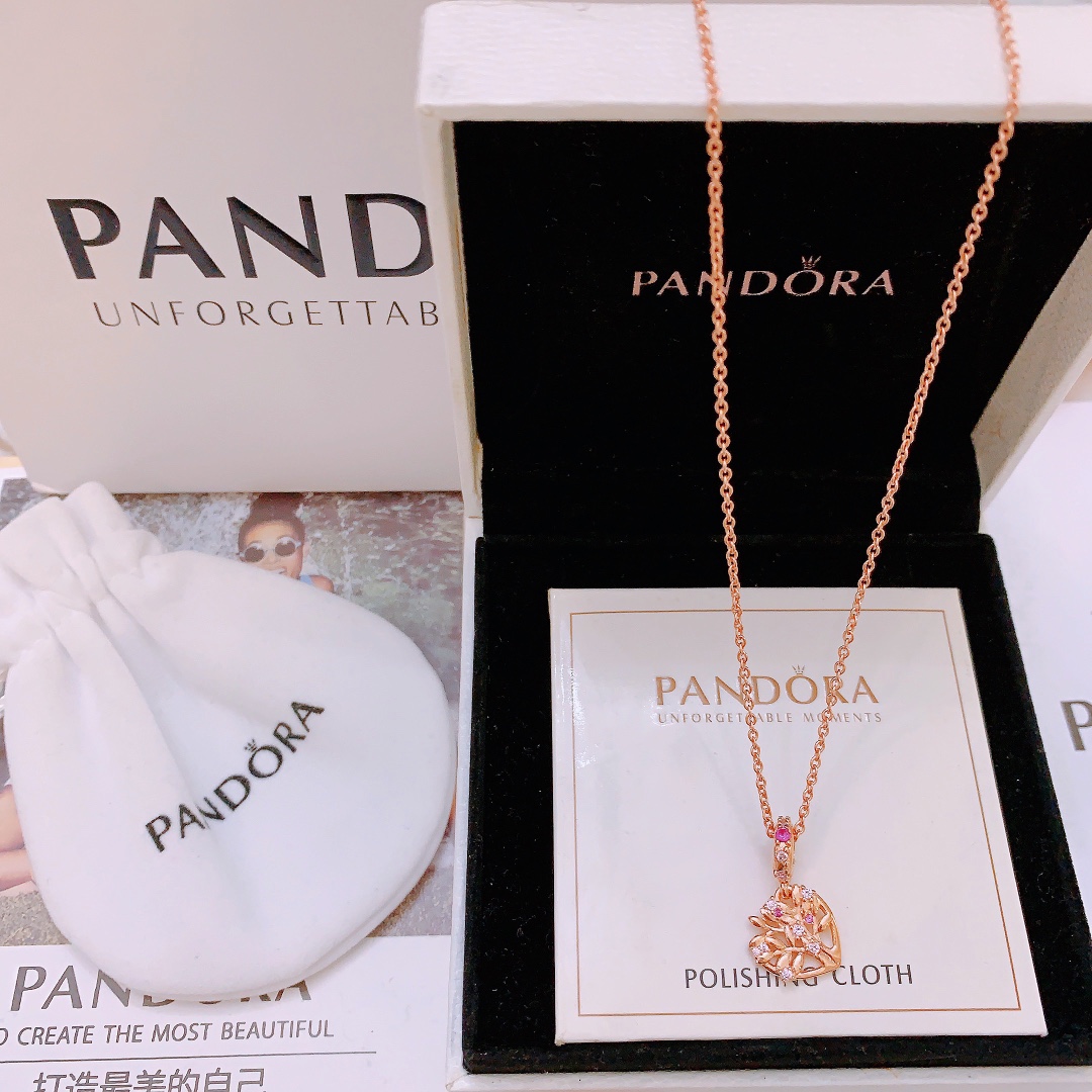 批75。🔥🔥主播推荐 🏮🏮潘多拉项链Pandora 抖音网红 直播带货 爆款 高品质镶嵌工艺  爆款官网同款 🎁2022最新款🔥搭配潘多拉🌷🍃独家实拍。工厂直销一手货源! 🔥特殊渠道 ✈足克足量,进口水钻全手工镶嵌💎限量出售,欢迎下单👏👏。每一颗配件都有其含义,证明出潘多拉手链是具有丰富的首饰内涵和艺术故事❕❕ 钻位清晰镶工是极好的丹麦高端材质和顶级银为原料。可以自行调节长短