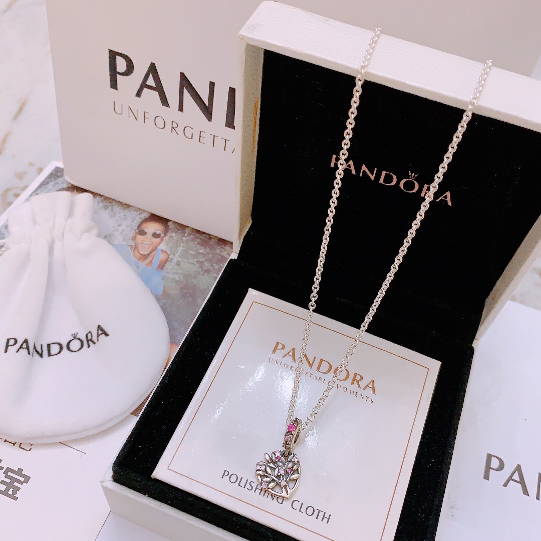 批75。🔥🔥主播推荐 🏮🏮潘多拉项链Pandora 抖音网红 直播带货 爆款 高品质镶嵌工艺  爆款官网同款 🎁2022最新款🔥搭配潘多拉🌷🍃独家实拍。工厂直销一手货源! 🔥特殊渠道 ✈足克足量,进口水钻全手工镶嵌💎限量出售,欢迎下单👏👏。每一颗配件都有其含义,证明出潘多拉手链是具有丰富的首饰内涵和艺术故事❕❕ 钻位清晰镶工是极好的丹麦高端材质和顶级银为原料。可以自行调节长短
