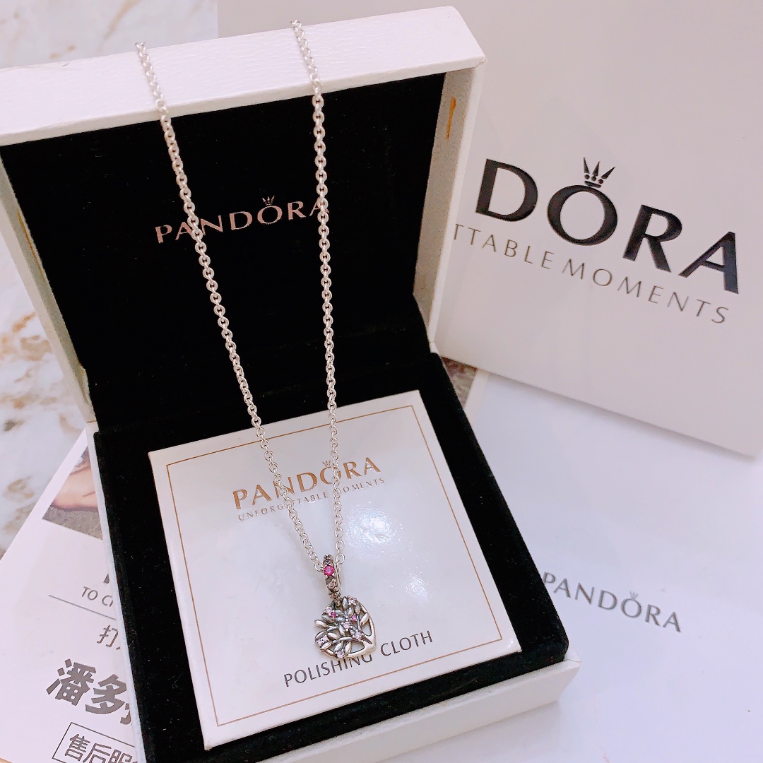 批75。🔥🔥主播推荐 🏮🏮潘多拉项链Pandora 抖音网红 直播带货 爆款 高品质镶嵌工艺  爆款官网同款 🎁2022最新款🔥搭配潘多拉🌷🍃独家实拍。工厂直销一手货源! 🔥特殊渠道 ✈足克足量,进口水钻全手工镶嵌💎限量出售,欢迎下单👏👏。每一颗配件都有其含义,证明出潘多拉手链是具有丰富的首饰内涵和艺术故事❕❕ 钻位清晰镶工是极好的丹麦高端材质和顶级银为原料。可以自行调节长短