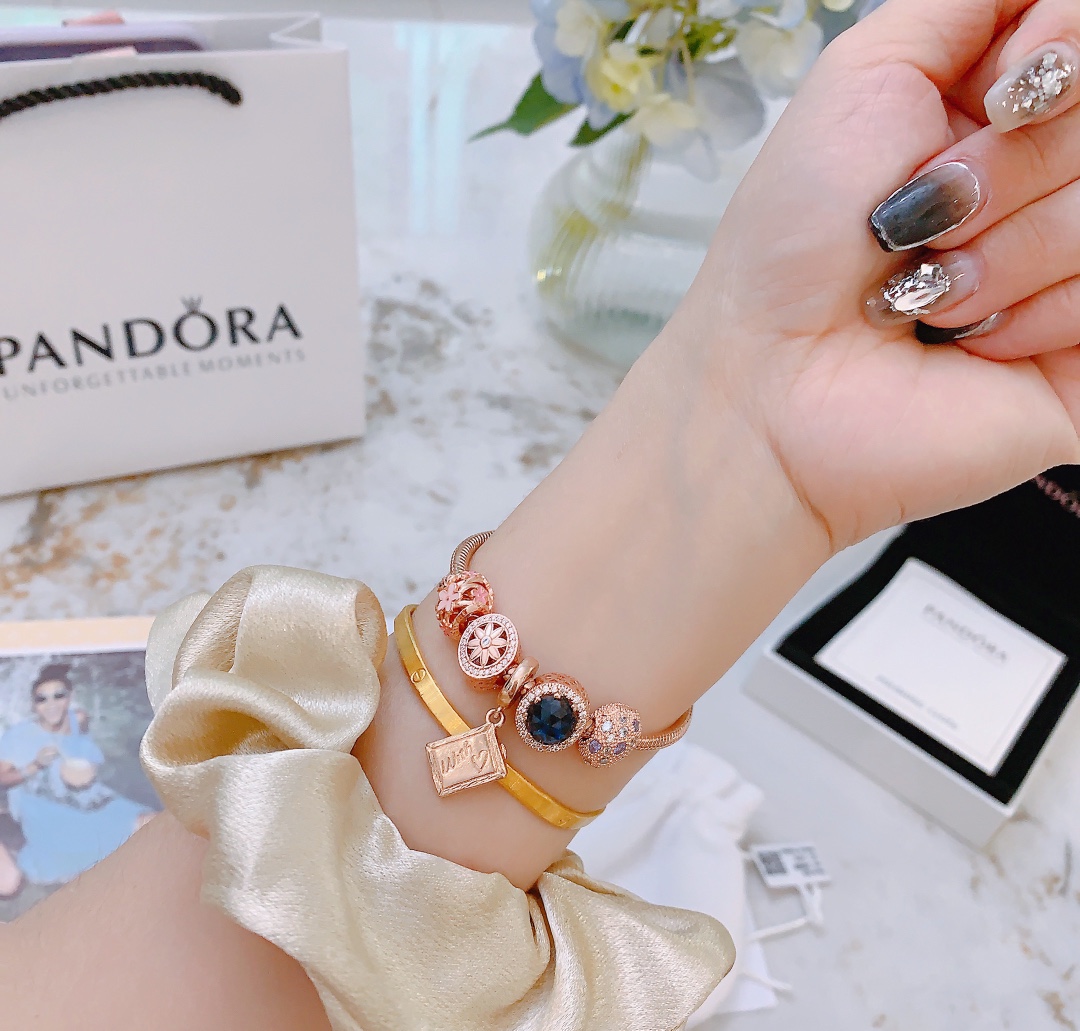 批165。 不爆不上🔥潘多拉手链手镯Pandora 抖音网红 带货必选🐟 直播带货 高品质镶嵌工艺  佩戴码数手腕尺寸➕2cm ~3cm爆款官网同款 🎁2022新款🔥搭配潘多拉🌷🍃独家实拍。工厂直销一手货源! 🔥特殊渠道✈足克足量,进口水钻全手工镶嵌💎限量出售 欢迎下单👏👏。尺寸16~21cm  每一颗配件都有其含义,证明出潘多拉手链是具有丰富的首饰内涵和艺术故事❕❕ 钻位清晰镶工是极好的丹麦高端材质和顶级银为原料。❗尺寸:16 17 18 19 20 21公分