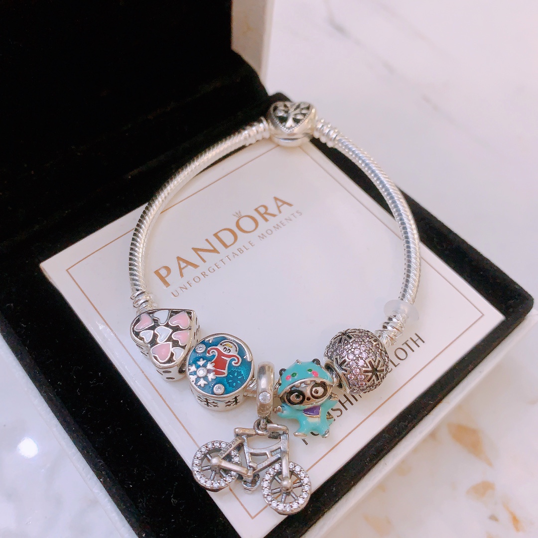 批165。 不爆不上🔥潘多拉手链手镯Pandora 抖音网红 带货必选🐟 直播带货 高品质镶嵌工艺  佩戴码数手腕尺寸➕2cm ~3cm爆款官网同款 🎁2022新款🔥搭配潘多拉🌷🍃独家实拍。工厂直销一手货源! 🔥特殊渠道✈足克足量,进口水钻全手工镶嵌💎限量出售 欢迎下单👏👏。尺寸16~21cm  每一颗配件都有其含义,证明出潘多拉手链是具有丰富的首饰内涵和艺术故事❕❕ 钻位清晰镶工是极好的丹麦高端材质和顶级银为原料。❗尺寸:16 17 18 19 20 21公分