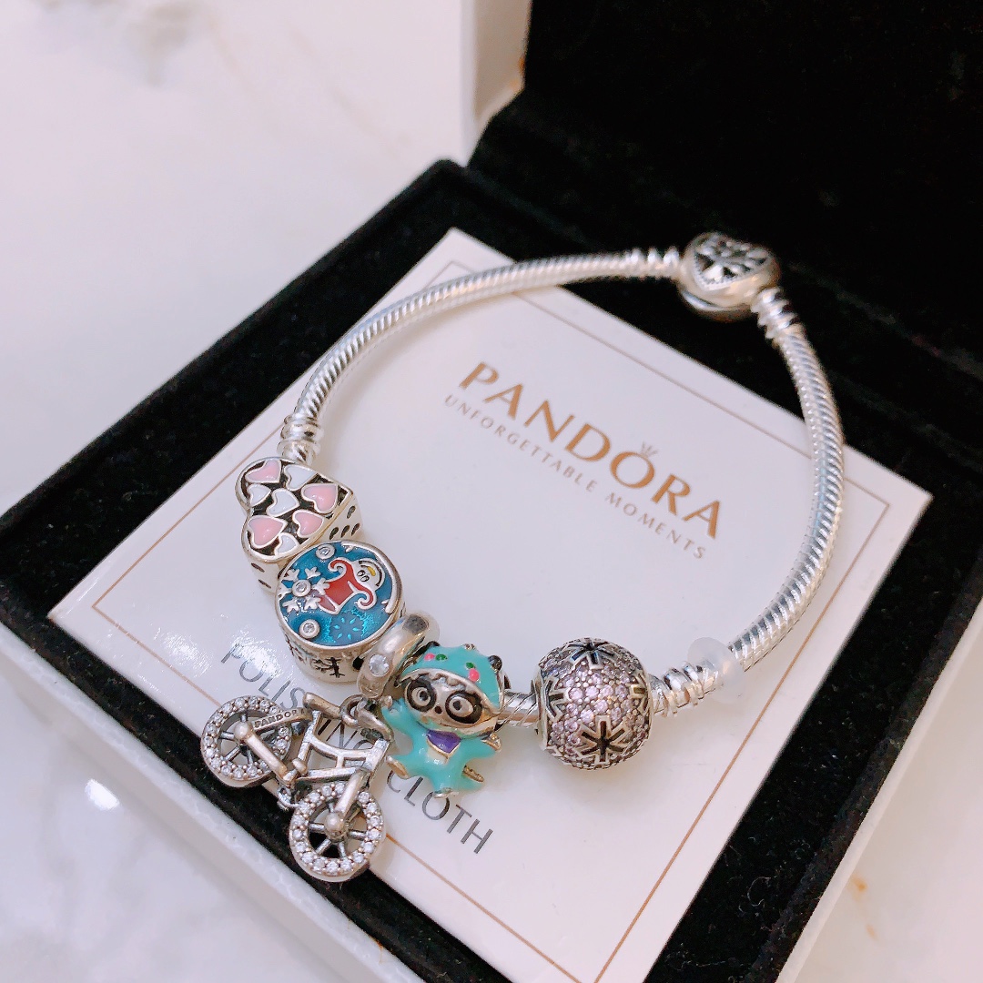 批165。 不爆不上🔥潘多拉手链手镯Pandora 抖音网红 带货必选🐟 直播带货 高品质镶嵌工艺  佩戴码数手腕尺寸➕2cm ~3cm爆款官网同款 🎁2022新款🔥搭配潘多拉🌷🍃独家实拍。工厂直销一手货源! 🔥特殊渠道✈足克足量,进口水钻全手工镶嵌💎限量出售 欢迎下单👏👏。尺寸16~21cm  每一颗配件都有其含义,证明出潘多拉手链是具有丰富的首饰内涵和艺术故事❕❕ 钻位清晰镶工是极好的丹麦高端材质和顶级银为原料。❗尺寸:16 17 18 19 20 21公分
