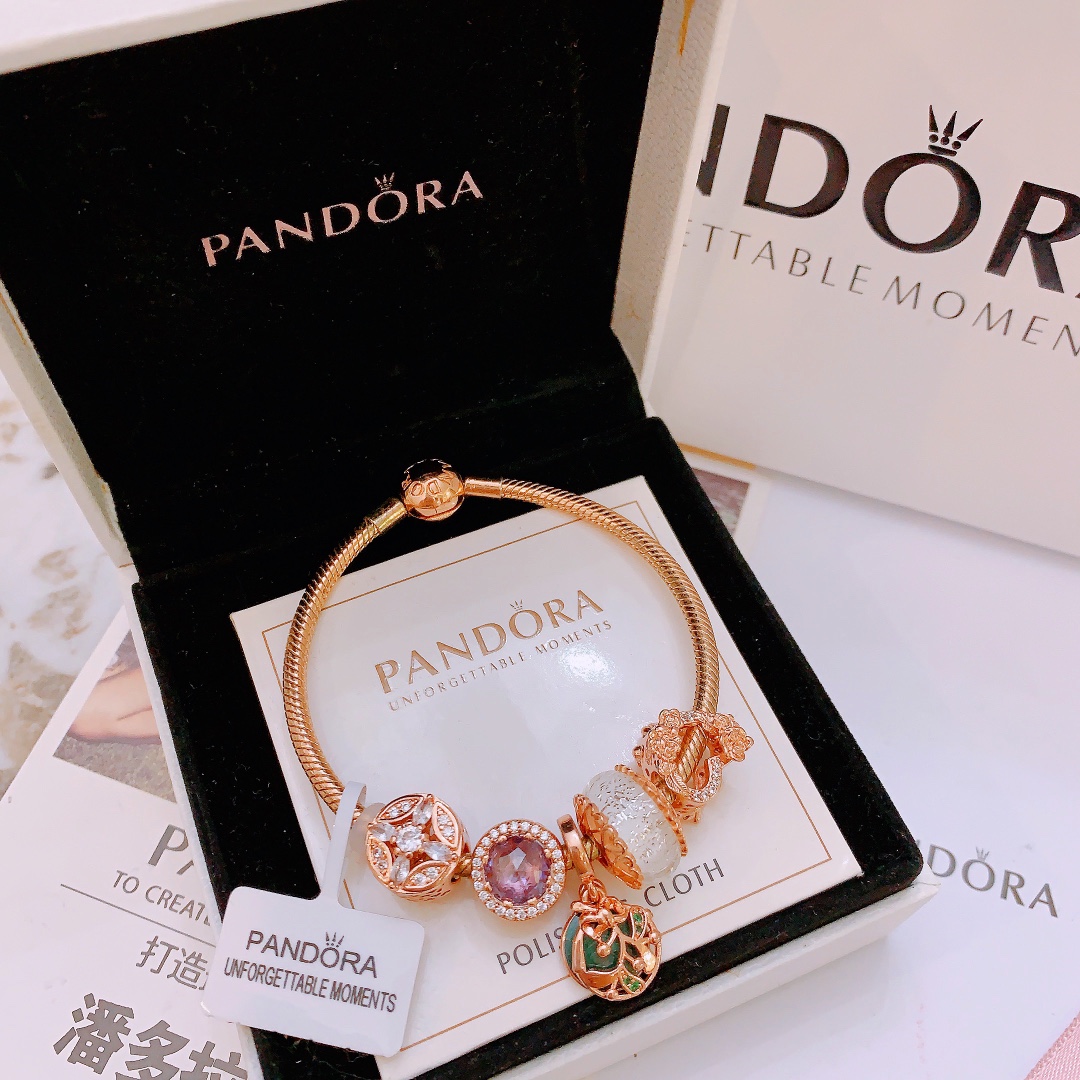 批165。 不爆不上🔥潘多拉手链手镯Pandora 抖音网红 带货必选🐟 直播带货 高品质镶嵌工艺  佩戴码数手腕尺寸➕2cm ~3cm爆款官网同款 🎁2022新款🔥搭配潘多拉🌷🍃独家实拍。工厂直销一手货源! 🔥特殊渠道✈足克足量,进口水钻全手工镶嵌💎限量出售 欢迎下单👏👏。尺寸16~21cm  每一颗配件都有其含义,证明出潘多拉手链是具有丰富的首饰内涵和艺术故事❕❕ 钻位清晰镶工是极好的丹麦高端材质和顶级银为原料。❗尺寸:16 17 18 19 20 21公分