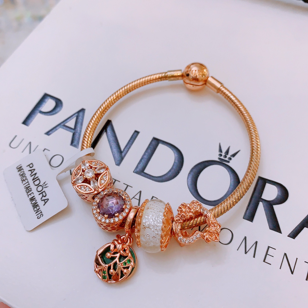 批165。 不爆不上🔥潘多拉手链手镯Pandora 抖音网红 带货必选🐟 直播带货 高品质镶嵌工艺  佩戴码数手腕尺寸➕2cm ~3cm爆款官网同款 🎁2022新款🔥搭配潘多拉🌷🍃独家实拍。工厂直销一手货源! 🔥特殊渠道✈足克足量,进口水钻全手工镶嵌💎限量出售 欢迎下单👏👏。尺寸16~21cm  每一颗配件都有其含义,证明出潘多拉手链是具有丰富的首饰内涵和艺术故事❕❕ 钻位清晰镶工是极好的丹麦高端材质和顶级银为原料。❗尺寸:16 17 18 19 20 21公分