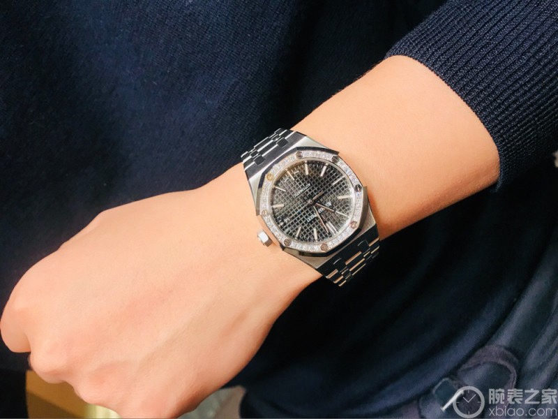 白钢1450,玫钢1500,钻➕50
AP50周年纪念款女款爱彼皇家橡树
型号15550ST——15451ST震撼上线:剔除机芯甲板多余部分,使之变得更加镂空——成就钢表巅峰—— 实力演绎 卫冕“钢”王!
【6大精妙之处】
1.正品拆解开模,尺寸为37毫米与正品一致!
2.完美还原正品表壳的每一处细节,尽显正品“棱角分明 坚毅果敢”的阳刚气质。
3.钢带的做工无可挑剔,比市面上任何钢带表做工均要更上一层楼,钢带头粒和表头衔接的“缓冲带”的松紧程度与正品一模一样。
4.自动陀的与原装致敬,是市面唯一做到颜色于原装一致的版本(市面一般版本均偏红)其上的ap族徽雕刻独一无二。5.采用9015进口机芯改爱彼CAL3120机芯更稳定,更优秀,更真实。
6.表盘的“饼干纹理”立体饱满,精神抖擞!绝非普通小厂一般失魂落魄。
体验精妙 感受不同! 必属精品!A8出品