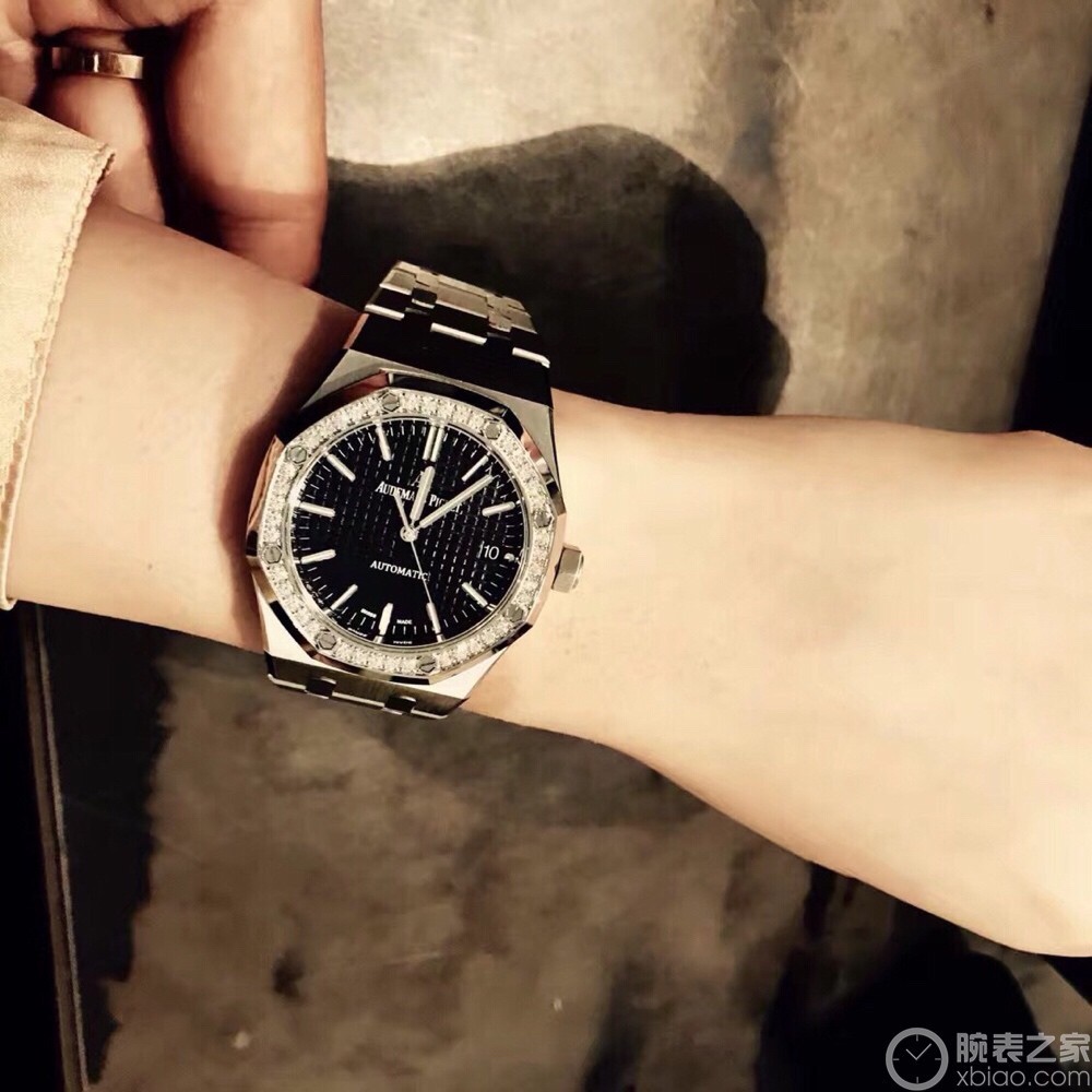 白钢1450,玫钢1500,钻➕50
AP50周年纪念款女款爱彼皇家橡树
型号15550ST——15451ST震撼上线:剔除机芯甲板多余部分,使之变得更加镂空——成就钢表巅峰—— 实力演绎 卫冕“钢”王!
【6大精妙之处】
1.正品拆解开模,尺寸为37毫米与正品一致!
2.完美还原正品表壳的每一处细节,尽显正品“棱角分明 坚毅果敢”的阳刚气质。
3.钢带的做工无可挑剔,比市面上任何钢带表做工均要更上一层楼,钢带头粒和表头衔接的“缓冲带”的松紧程度与正品一模一样。
4.自动陀的与原装致敬,是市面唯一做到颜色于原装一致的版本(市面一般版本均偏红)其上的ap族徽雕刻独一无二。5.采用9015进口机芯改爱彼CAL3120机芯更稳定,更优秀,更真实。
6.表盘的“饼干纹理”立体饱满,精神抖擞!绝非普通小厂一般失魂落魄。
体验精妙 感受不同! 必属精品!A8出品
