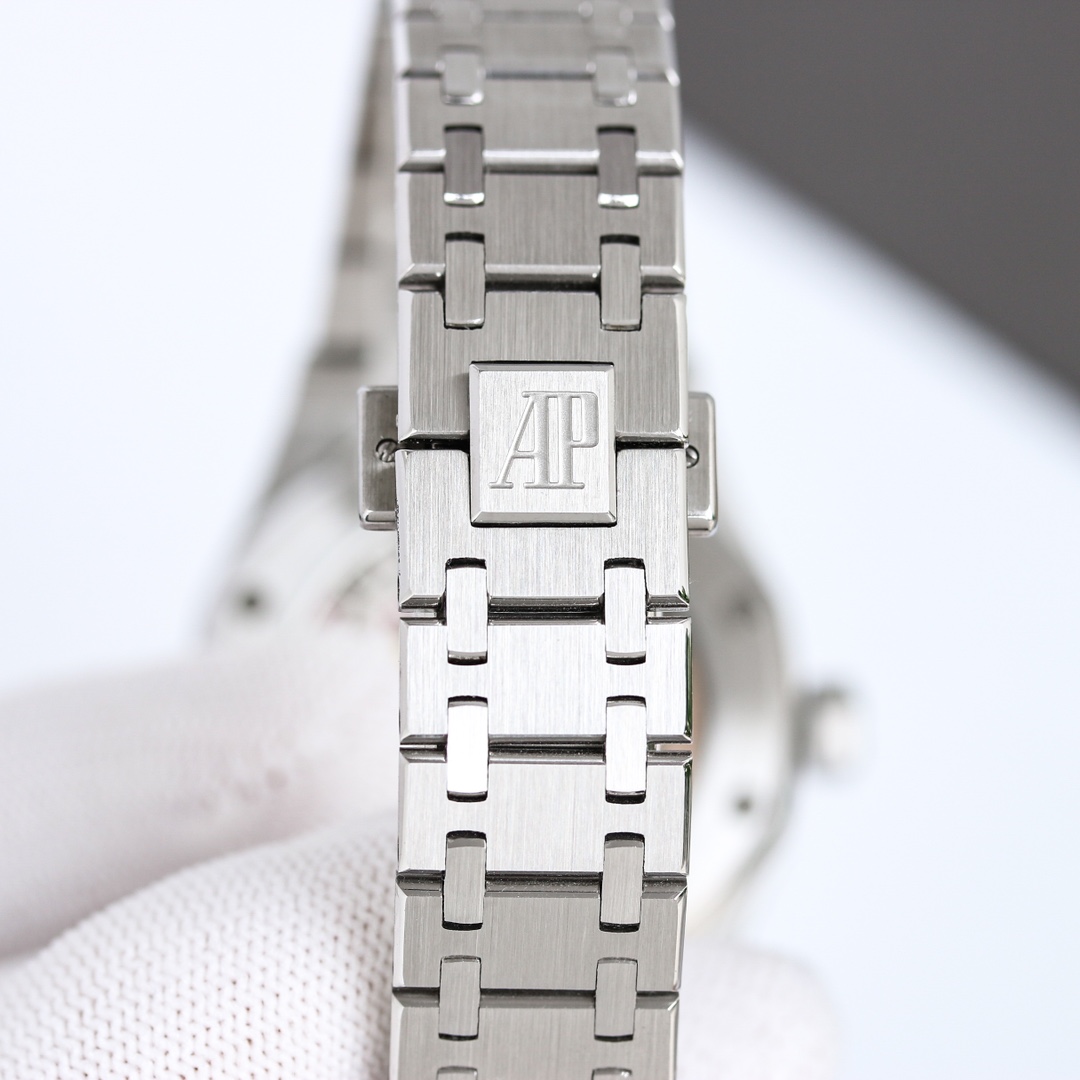 白钢1450,玫钢1500,钻➕50
AP50周年纪念款女款爱彼皇家橡树
型号15550ST——15451ST震撼上线:剔除机芯甲板多余部分,使之变得更加镂空——成就钢表巅峰—— 实力演绎 卫冕“钢”王!
【6大精妙之处】
1.正品拆解开模,尺寸为37毫米与正品一致!
2.完美还原正品表壳的每一处细节,尽显正品“棱角分明 坚毅果敢”的阳刚气质。
3.钢带的做工无可挑剔,比市面上任何钢带表做工均要更上一层楼,钢带头粒和表头衔接的“缓冲带”的松紧程度与正品一模一样。
4.自动陀的与原装致敬,是市面唯一做到颜色于原装一致的版本(市面一般版本均偏红)其上的ap族徽雕刻独一无二。5.采用9015进口机芯改爱彼CAL3120机芯更稳定,更优秀,更真实。
6.表盘的“饼干纹理”立体饱满,精神抖擞!绝非普通小厂一般失魂落魄。
体验精妙 感受不同! 必属精品!A8出品