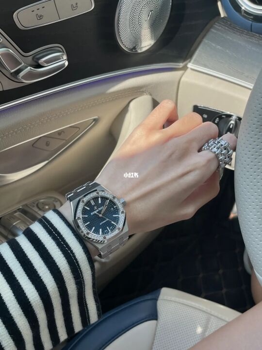 白钢1450,玫钢1500,钻➕50
AP50周年纪念款女款爱彼皇家橡树
型号15550ST——15451ST震撼上线:剔除机芯甲板多余部分,使之变得更加镂空——成就钢表巅峰—— 实力演绎 卫冕“钢”王!
【6大精妙之处】
1.正品拆解开模,尺寸为37毫米与正品一致!
2.完美还原正品表壳的每一处细节,尽显正品“棱角分明 坚毅果敢”的阳刚气质。
3.钢带的做工无可挑剔,比市面上任何钢带表做工均要更上一层楼,钢带头粒和表头衔接的“缓冲带”的松紧程度与正品一模一样。
4.自动陀的与原装致敬,是市面唯一做到颜色于原装一致的版本(市面一般版本均偏红)其上的ap族徽雕刻独一无二。5.采用9015进口机芯改爱彼CAL3120机芯更稳定,更优秀,更真实。
6.表盘的“饼干纹理”立体饱满,精神抖擞!绝非普通小厂一般失魂落魄。
体验精妙 感受不同! 必属精品!A8出品