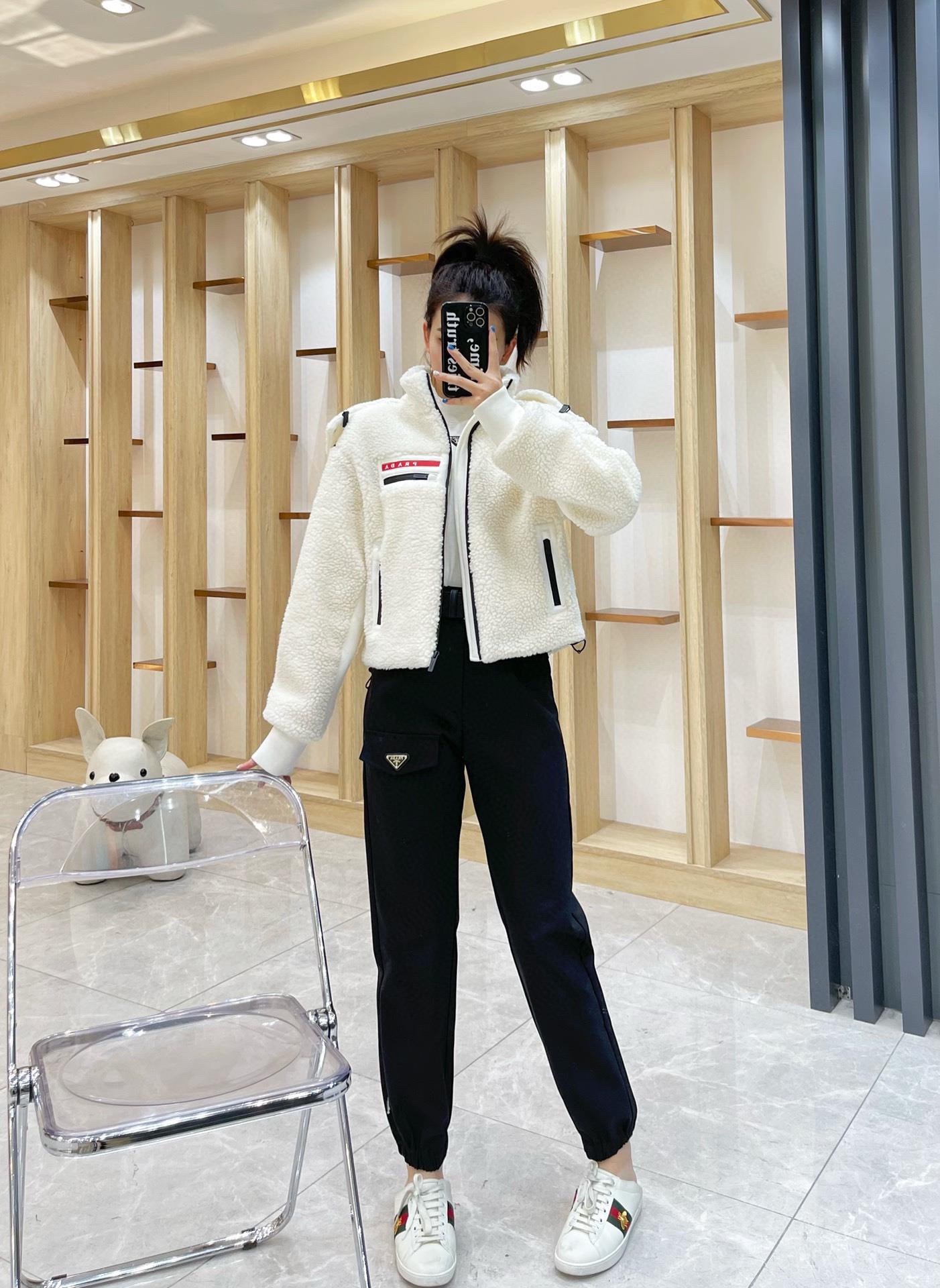 2022Prada 2022秋冬最新款 短款拉链式羊羔毛外套