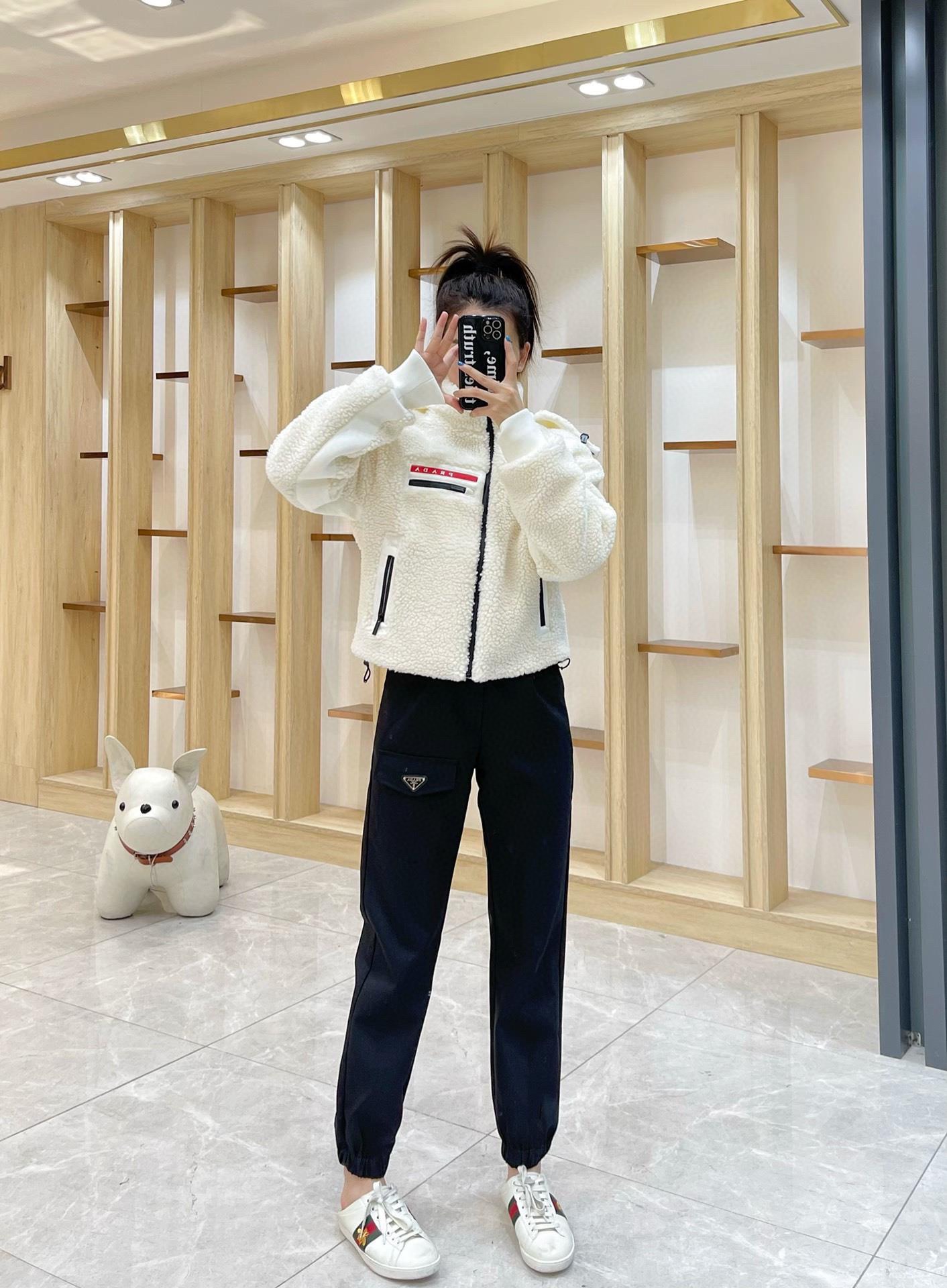 2022Prada 2022秋冬最新款 短款拉链式羊羔毛外套