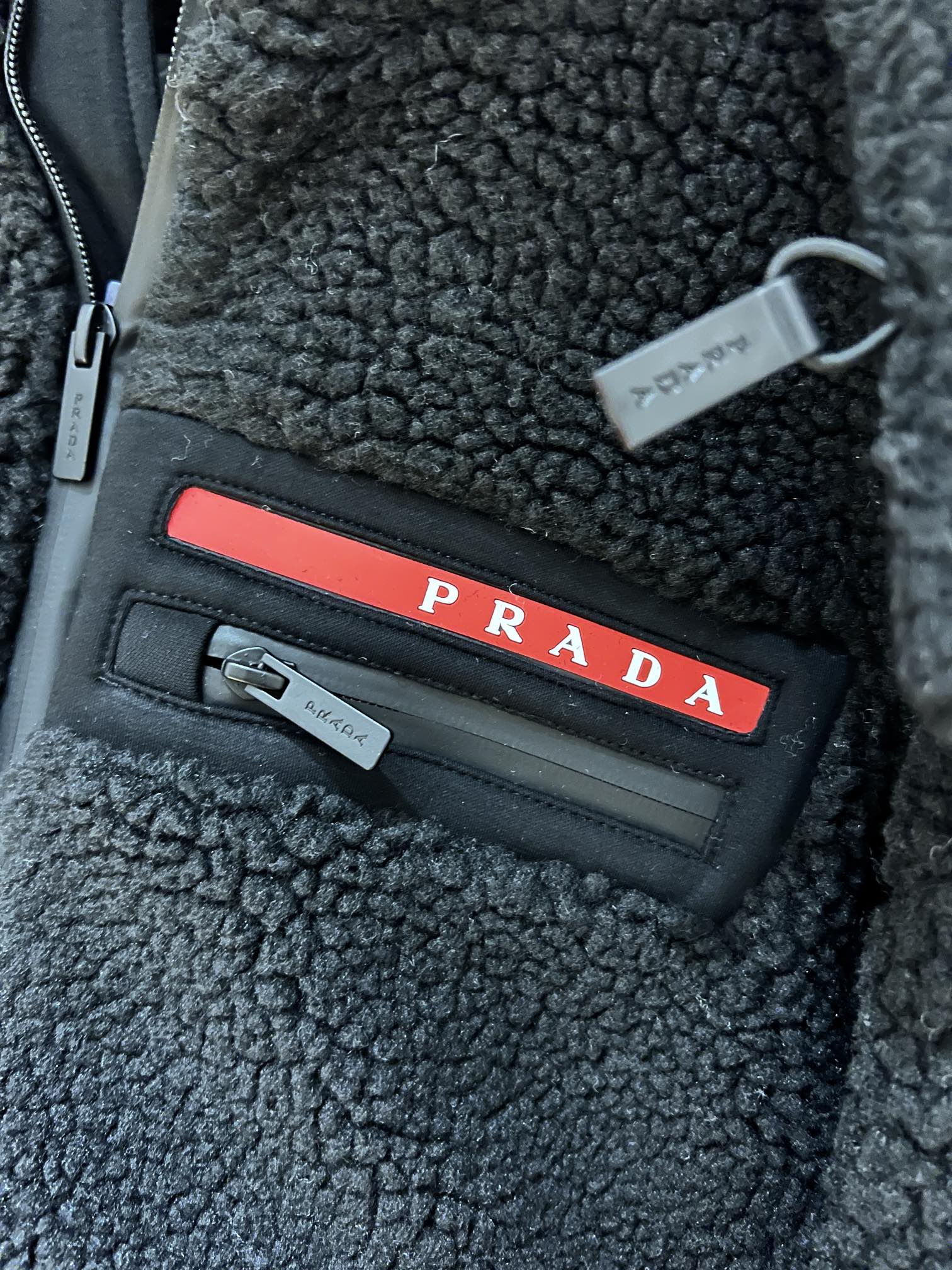 2022Prada 2022秋冬最新款 短款拉链式羊羔毛外套