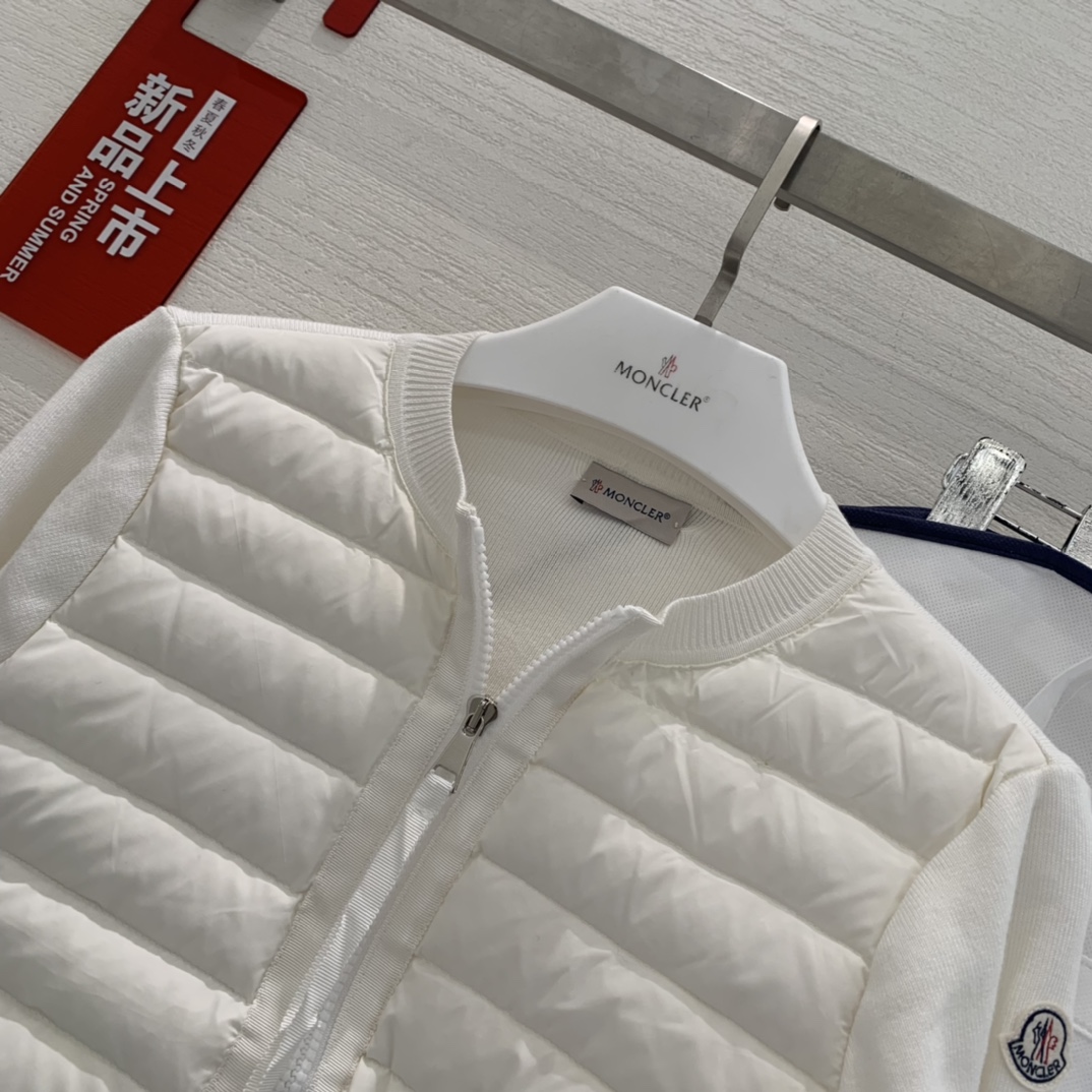 羽绒上新🎊原单Moncler 早秋新品。专柜爆款🎊 简约圆领羊毛针织拼接夹克单羽绒！冬天的内搭神器早秋必