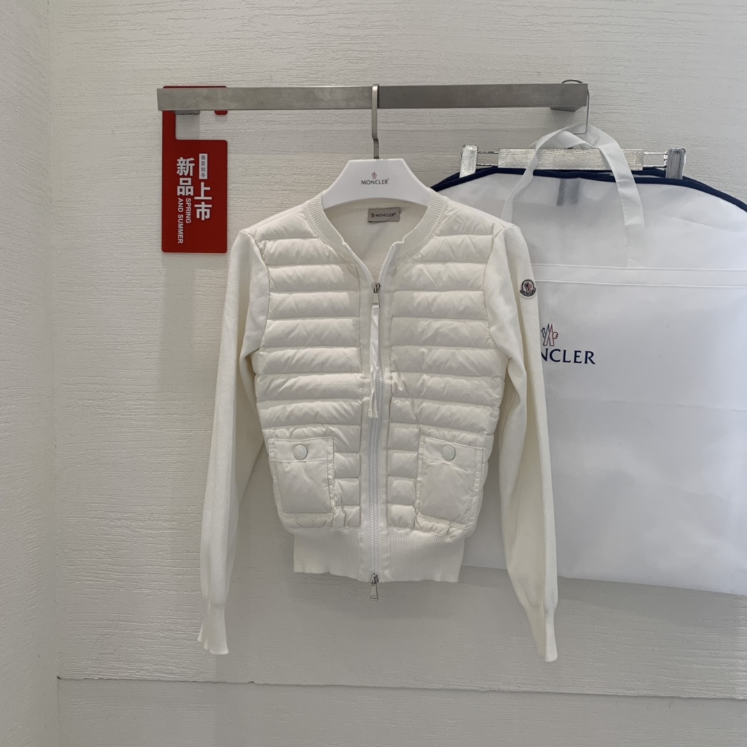羽绒上新🎊原单Moncler 早秋新品。专柜爆款🎊 简约圆领羊毛针织拼接夹克单羽绒！冬天的内搭神器早秋必
