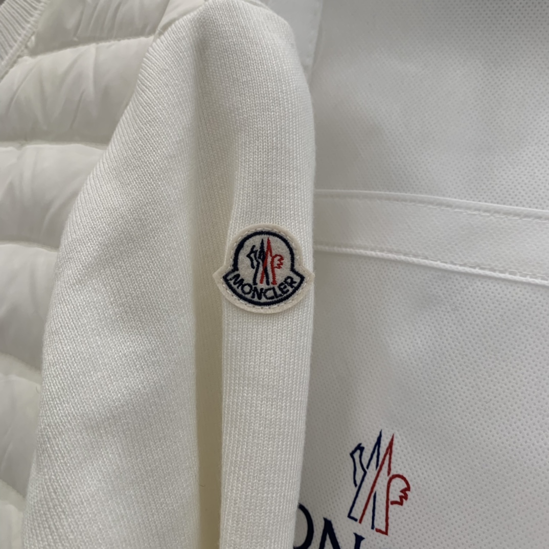 羽绒上新🎊原单Moncler 早秋新品。专柜爆款🎊 简约圆领羊毛针织拼接夹克单羽绒！冬天的内搭神器早秋必