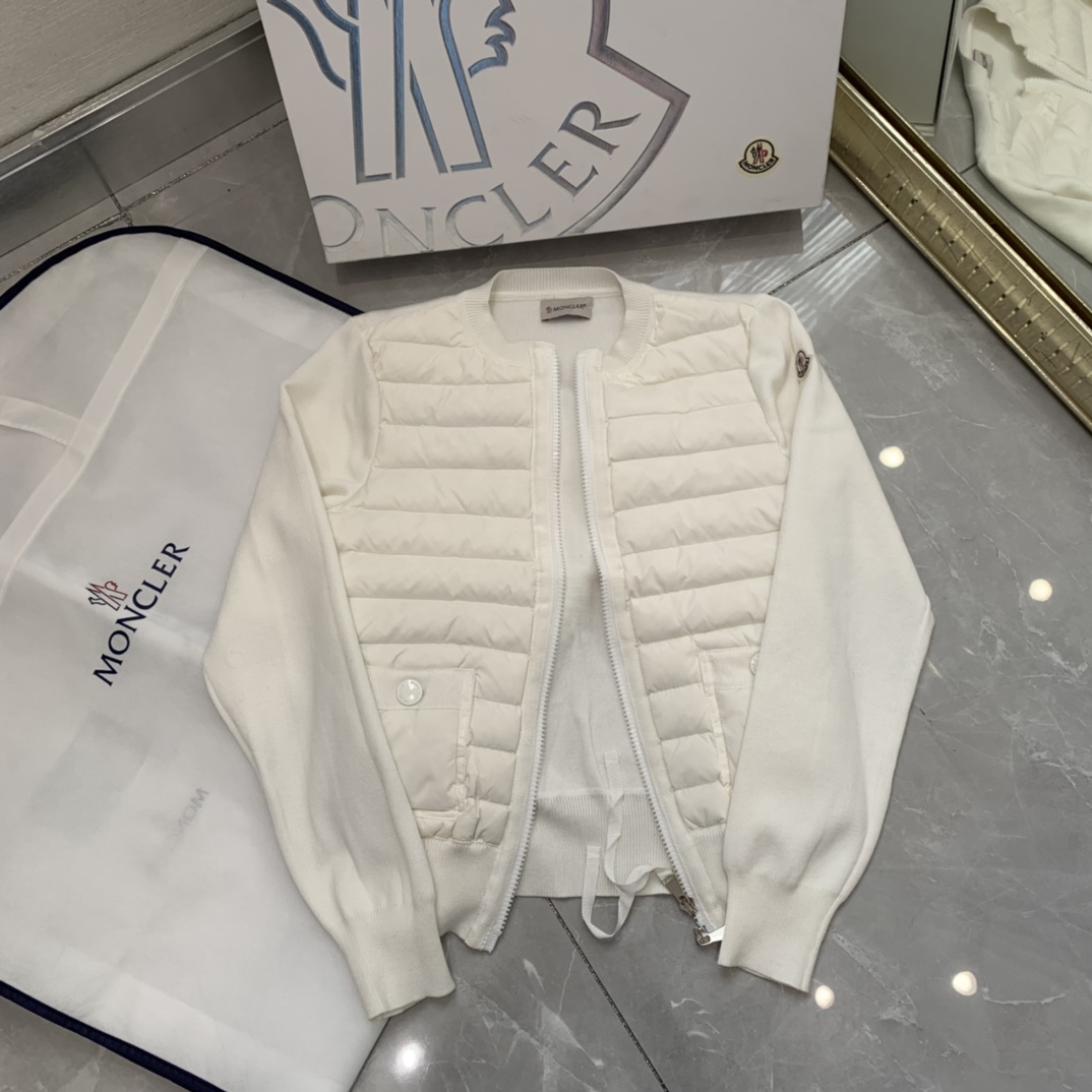 羽绒上新🎊原单Moncler 早秋新品。专柜爆款🎊 简约圆领羊毛针织拼接夹克单羽绒！冬天的内搭神器早秋必