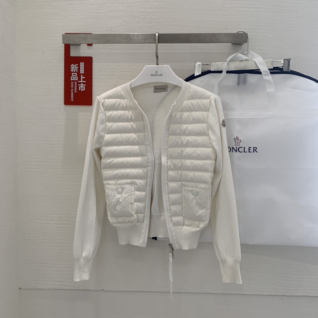 羽绒上新🎊原单Moncler 早秋新品。专柜爆款🎊 简约圆领羊毛针织拼接夹克单羽绒！冬天的内搭神器早秋必