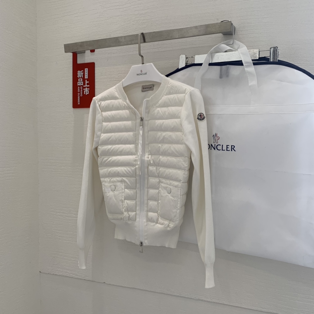 羽绒上新🎊原单Moncler 早秋新品。专柜爆款🎊 简约圆领羊毛针织拼接夹克单羽绒！冬天的内搭神器早秋必