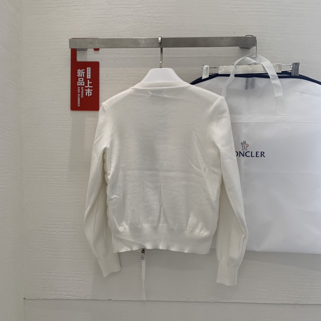 羽绒上新🎊原单Moncler 早秋新品。专柜爆款🎊 简约圆领羊毛针织拼接夹克单羽绒！冬天的内搭神器早秋必
