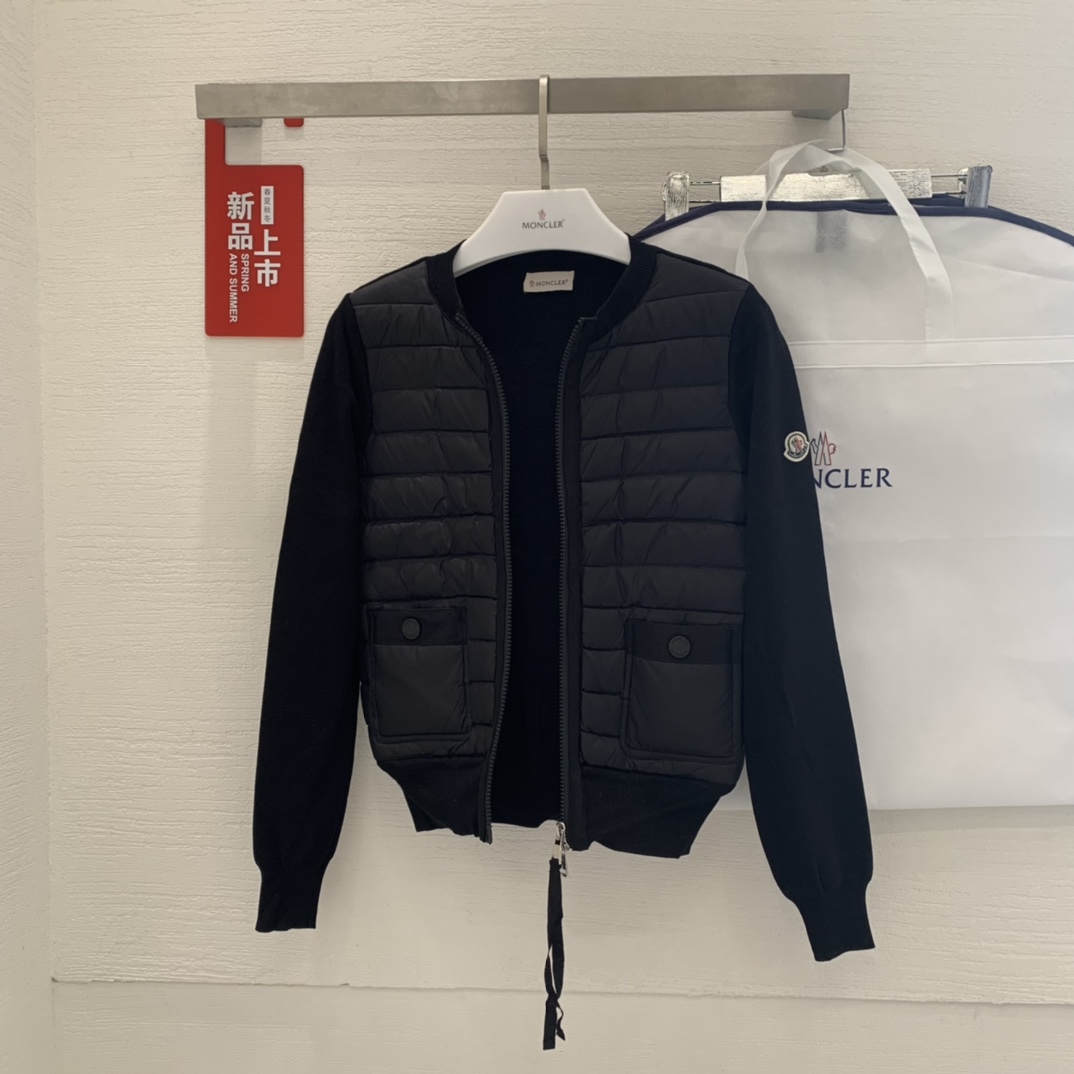 羽绒上新🎊原单Moncler 早秋新品。专柜爆款🎊 简约圆领羊毛针织拼接夹克单羽绒！冬天的内搭神器早秋必