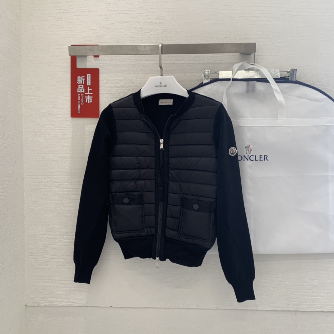 羽绒上新🎊原单Moncler 早秋新品。专柜爆款🎊 简约圆领羊毛针织拼接夹克单羽绒！冬天的内搭神器早秋必