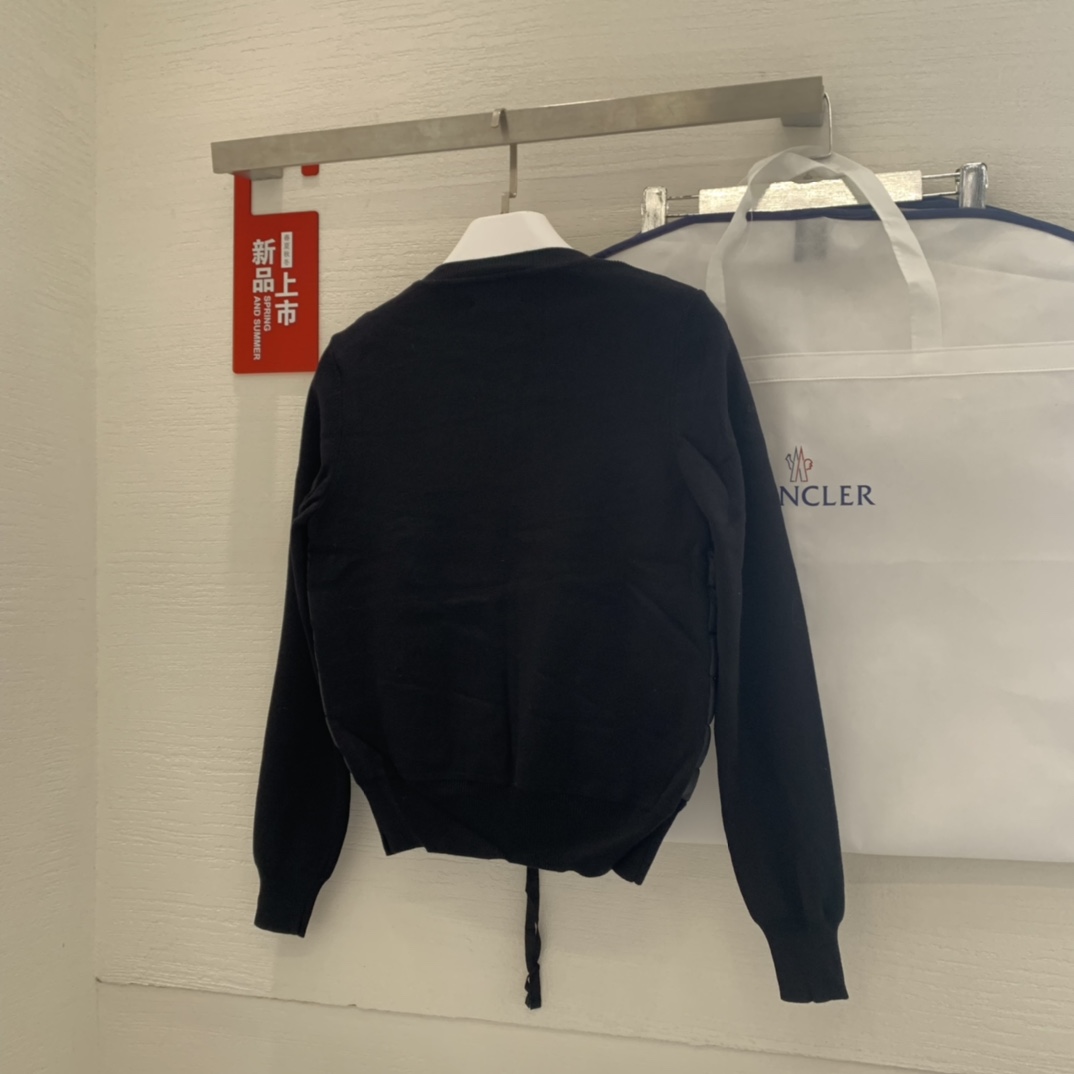 羽绒上新🎊原单Moncler 早秋新品。专柜爆款🎊 简约圆领羊毛针织拼接夹克单羽绒！冬天的内搭神器早秋必