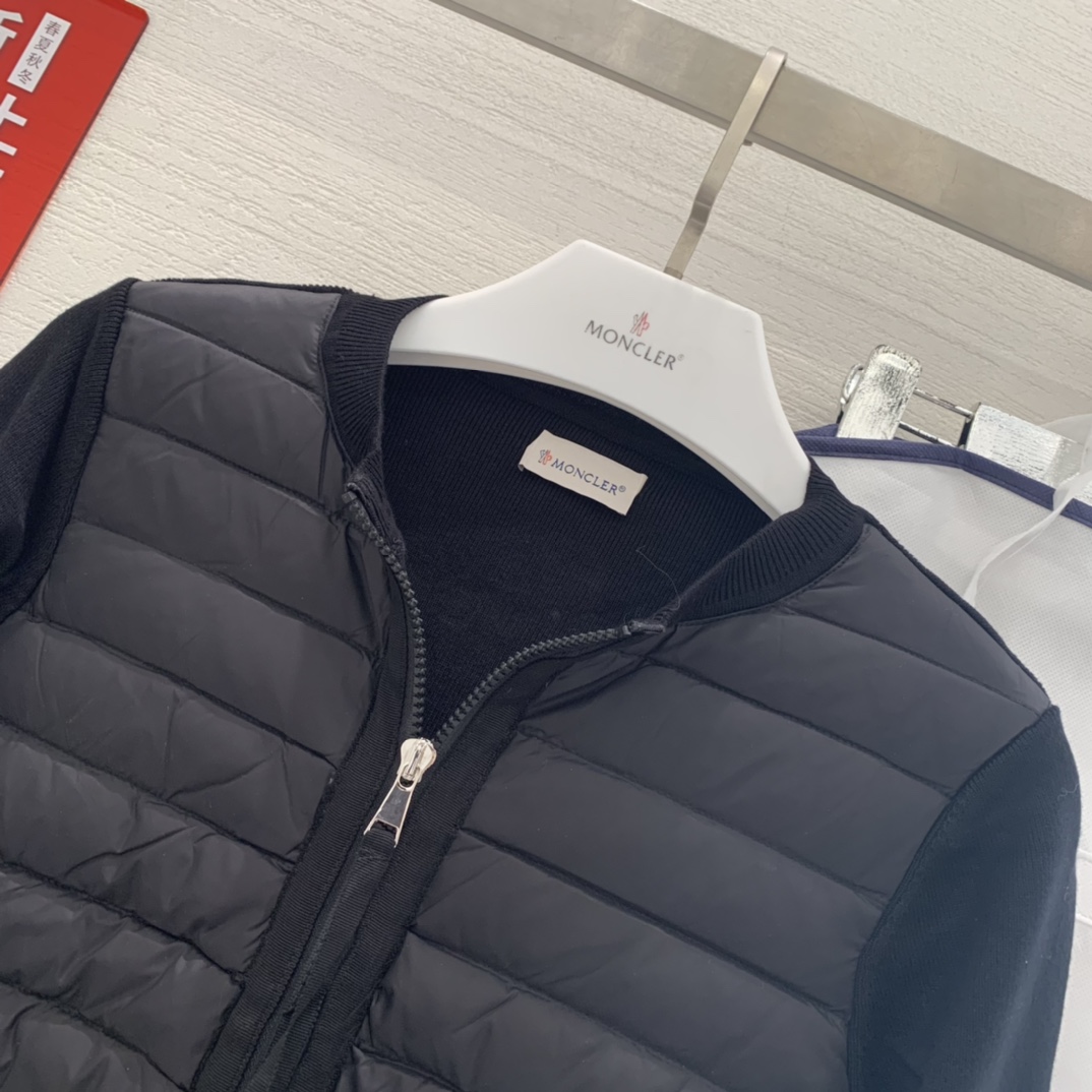 羽绒上新🎊原单Moncler 早秋新品。专柜爆款🎊 简约圆领羊毛针织拼接夹克单羽绒！冬天的内搭神器早秋必
