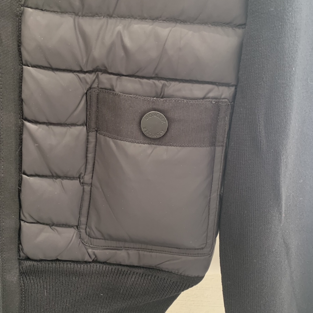 羽绒上新🎊原单Moncler 早秋新品。专柜爆款🎊 简约圆领羊毛针织拼接夹克单羽绒！冬天的内搭神器早秋必