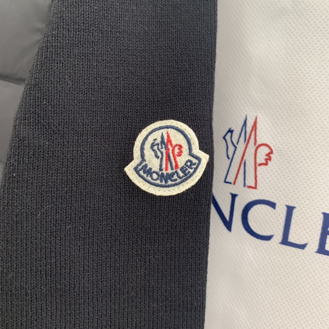 羽绒上新🎊原单Moncler 早秋新品。专柜爆款🎊 简约圆领羊毛针织拼接夹克单羽绒！冬天的内搭神器早秋必