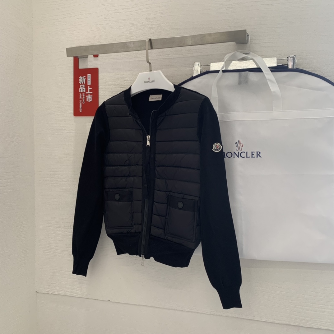 羽绒上新🎊原单Moncler 早秋新品。专柜爆款🎊 简约圆领羊毛针织拼接夹克单羽绒！冬天的内搭神器早秋必