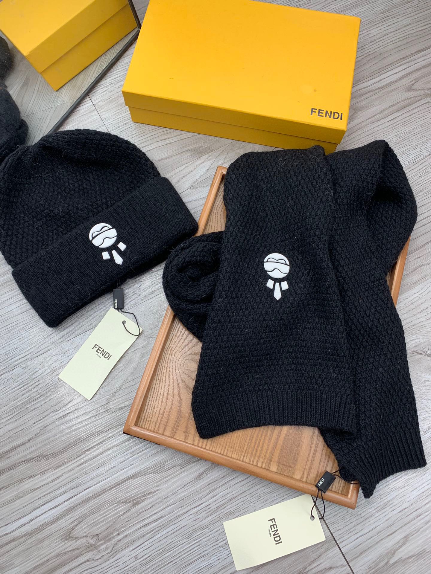 🌹。F家。【羊毛套装帽子】经典套装帽子！帽子➕围巾！材质：70%羊毛➕30%兔毛。暖暖哒超级舒服～冬日小姐姐减龄神器哦～