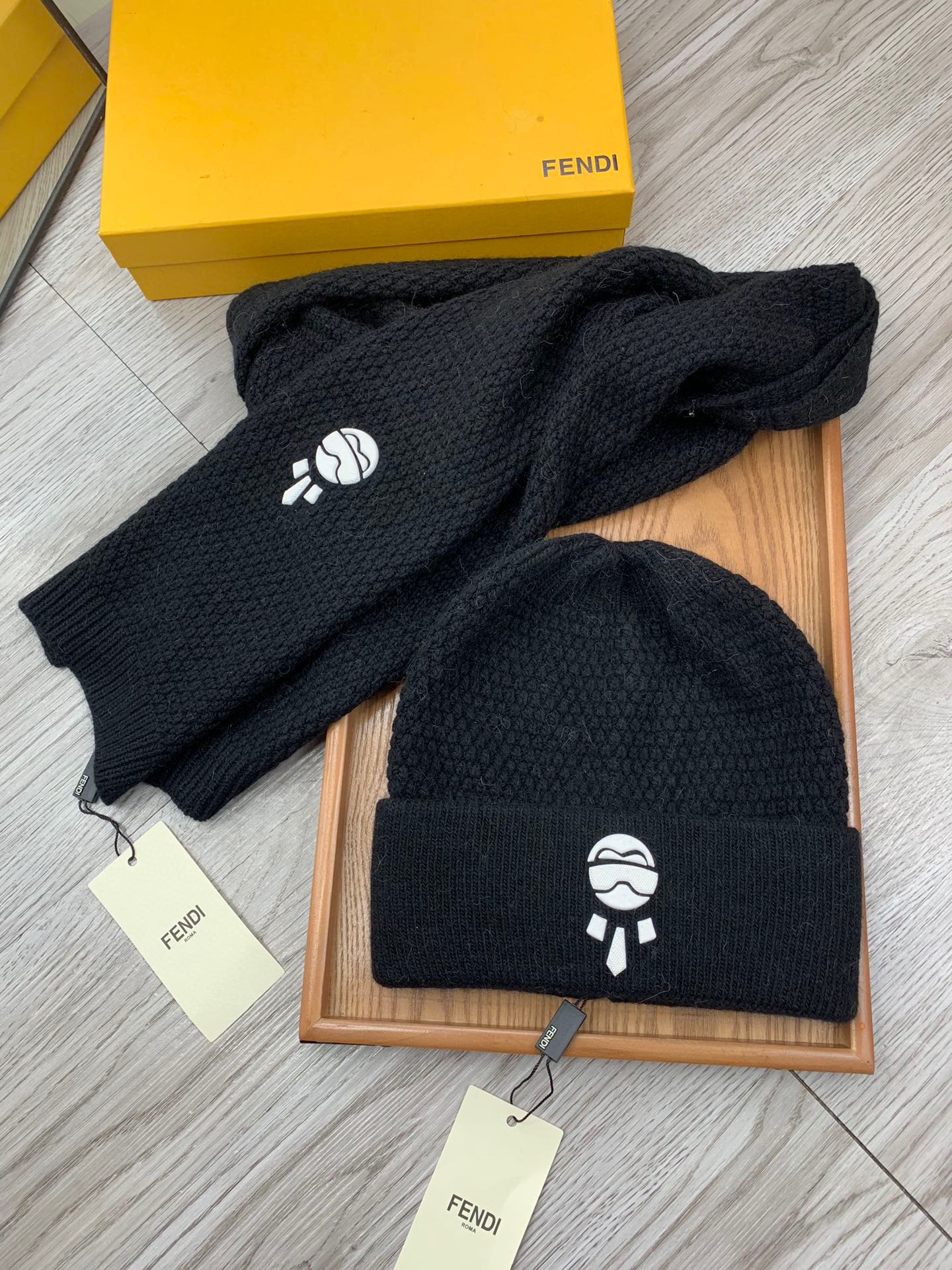 🌹。F家。【羊毛套装帽子】经典套装帽子！帽子➕围巾！材质：70%羊毛➕30%兔毛。暖暖哒超级舒服～冬日小姐姐减龄神器哦～