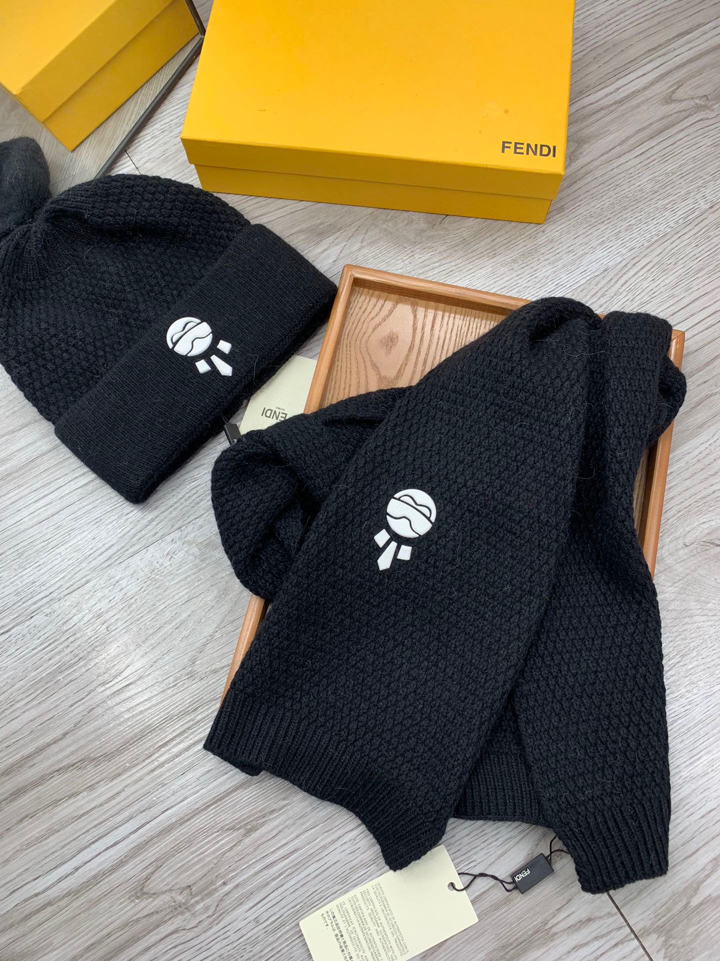 🌹。F家。【羊毛套装帽子】经典套装帽子！帽子➕围巾！材质：70%羊毛➕30%兔毛。暖暖哒超级舒服～冬日小姐姐减龄神器哦～