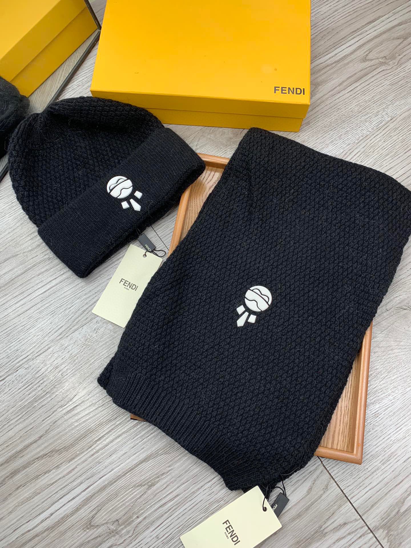 🌹。F家。【羊毛套装帽子】经典套装帽子！帽子➕围巾！材质：70%羊毛➕30%兔毛。暖暖哒超级舒服～冬日小姐姐减龄神器哦～