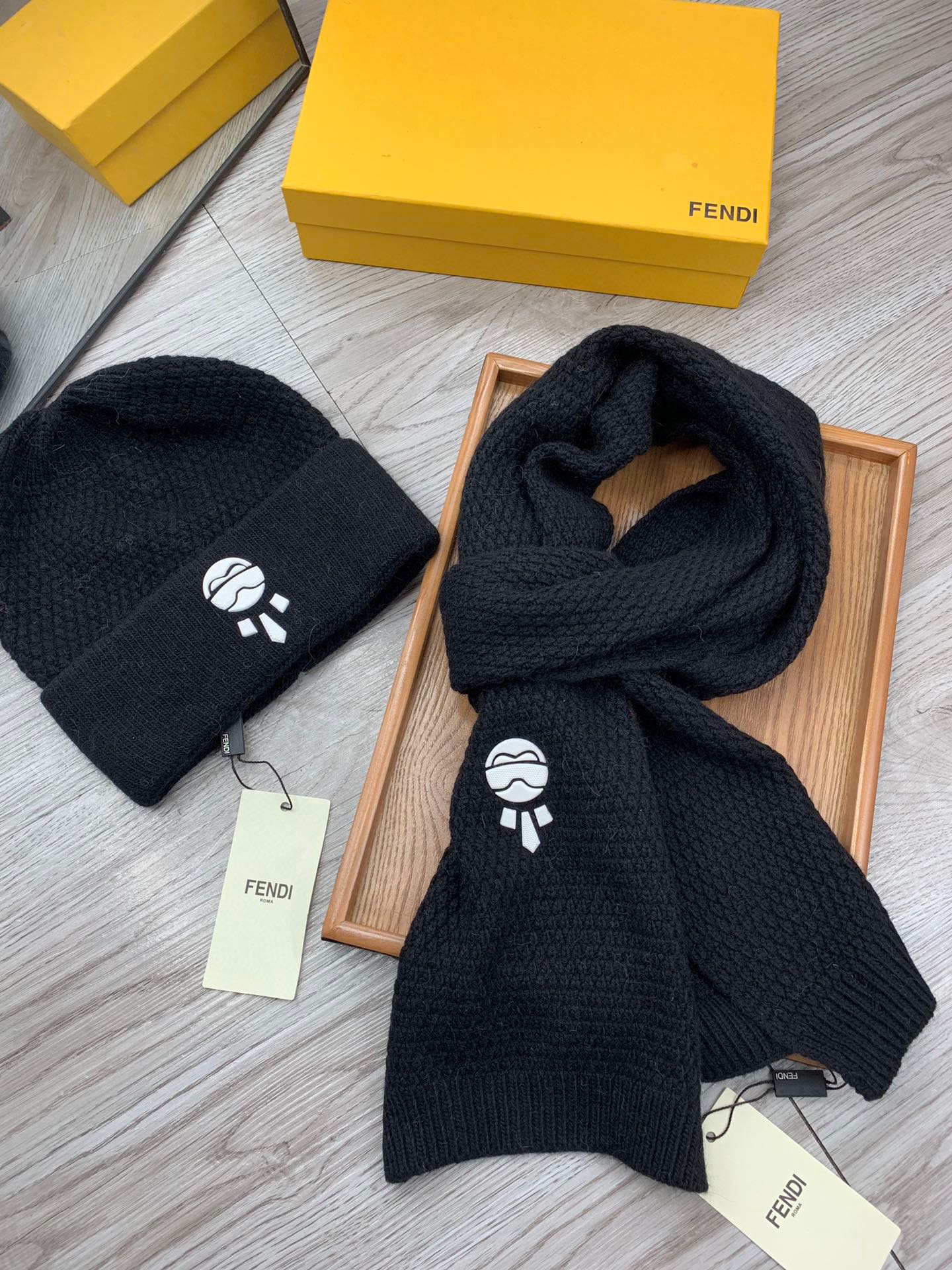 🌹。F家。【羊毛套装帽子】经典套装帽子！帽子➕围巾！材质：70%羊毛➕30%兔毛。暖暖哒超级舒服～冬日小姐姐减龄神器哦～